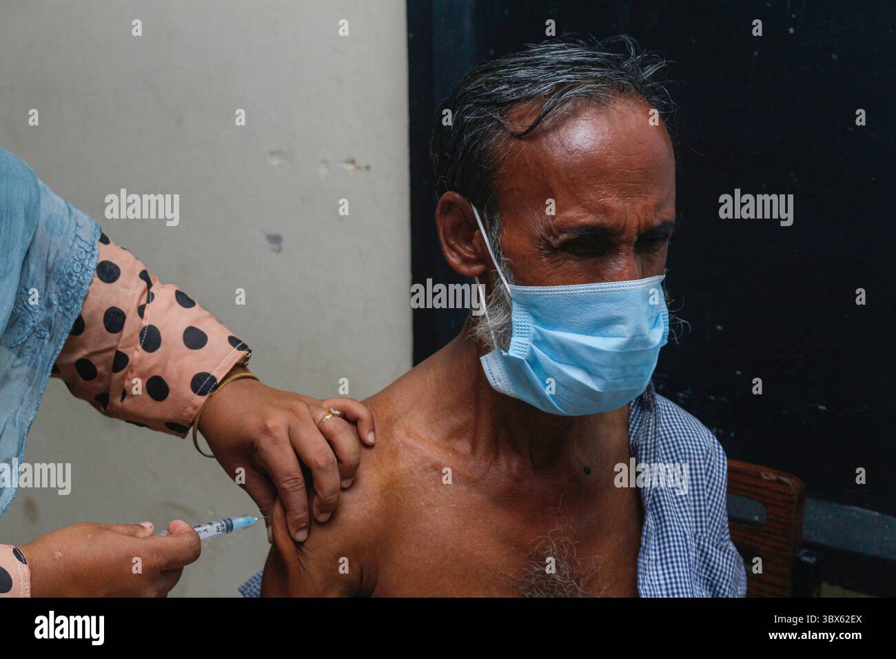 8 septembre 2021 : 08 septembre 2021 : Sylhet, Bnagladesh : agent de santé administrer la 2ème dose de vaccin Moderna COVID-19 à 10 No Ward UCEP School Vaccine Center, Sylhet alors que la campagne nationale de vaccination de masse pour la 2ème dose a été lancée pendant 3 jours. (Crédit image : © MD Rafayat Haque Khan/ZUMA Press Wire) Banque D'Images