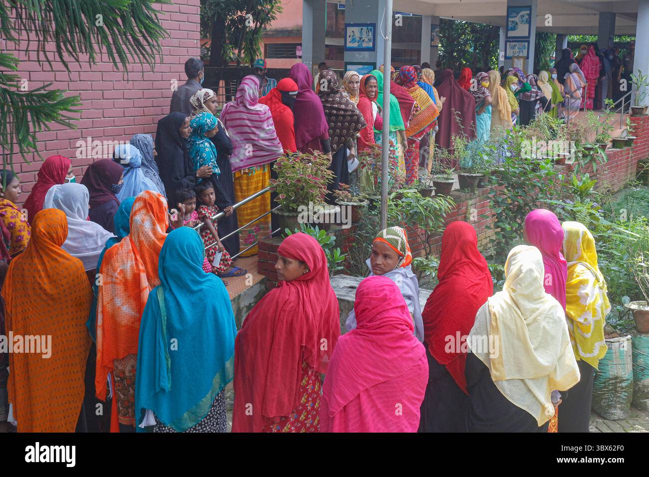 8 septembre 2021 : 08 septembre 2021 : Sylhet, Bnagladesh : les femmes sont en passe de prendre la 2ème dose de vaccin Moderna Covid-19 à 10 No Ward UCEP School Vaccine Center, Sylhet alors que la campagne nationale de vaccination de masse pour la 2ème dose a été lancée pendant 3 jours. (Crédit image : © MD Rafayat Haque Khan/ZUMA Press Wire) Banque D'Images