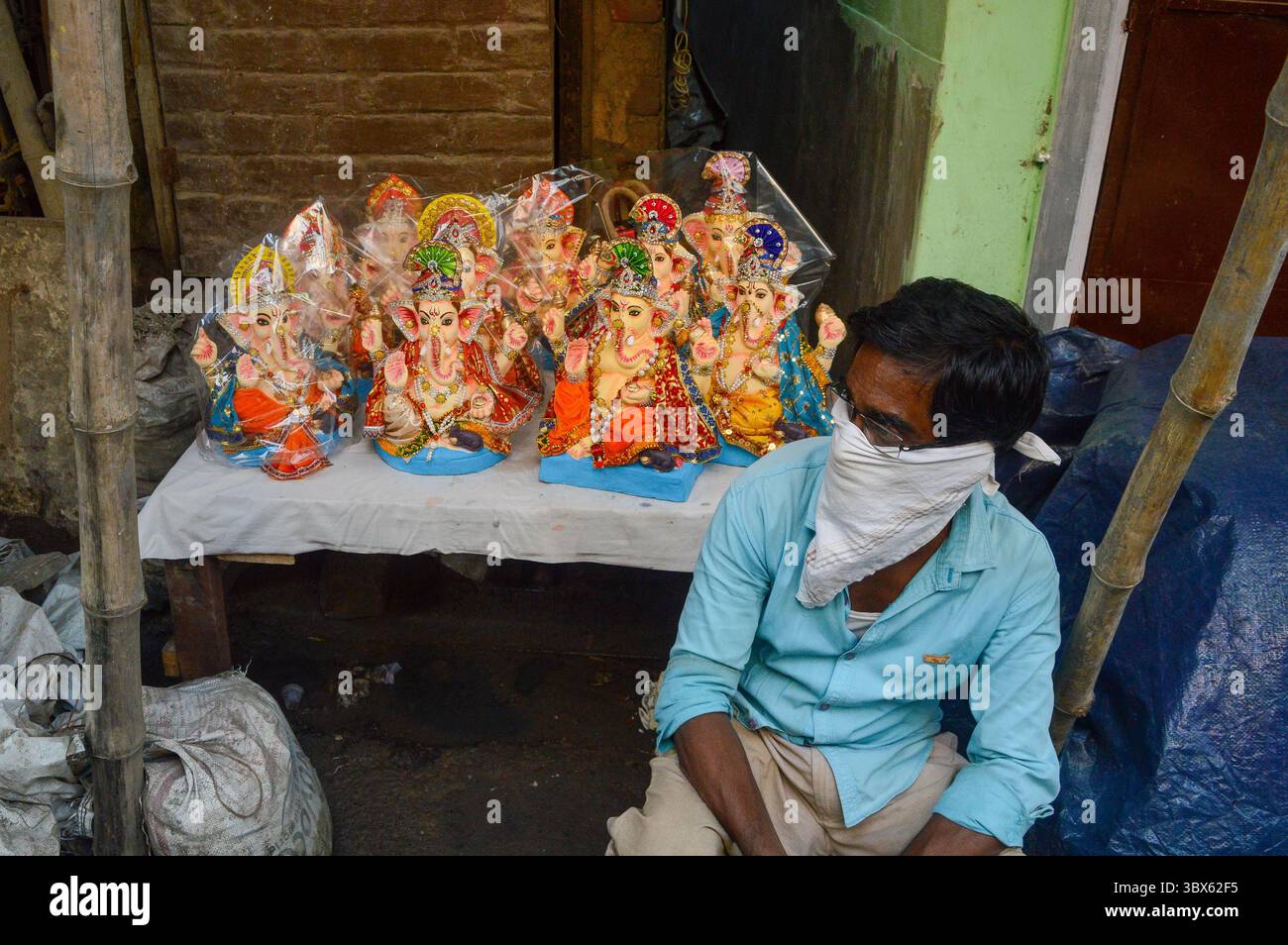 Septembre 8, 2021, Kolkata, Bengale occidental, Inde : septembre 8, 2021 , Kolkata , Inde .vendeurs sont vus attendant le client avant la célébration de Ganesh Chaturhti à Kolkata . Ganesh Chaturthi est un festival hindou célébrant l'arrivée de Ganesh , la divinité à tête d'éléphant dans la mythologie hindoue , sur terre depuis sa maison à Kailash Parvat (crédit image : © Debarchan Chatterjee/ZUMA Press Wire) Banque D'Images