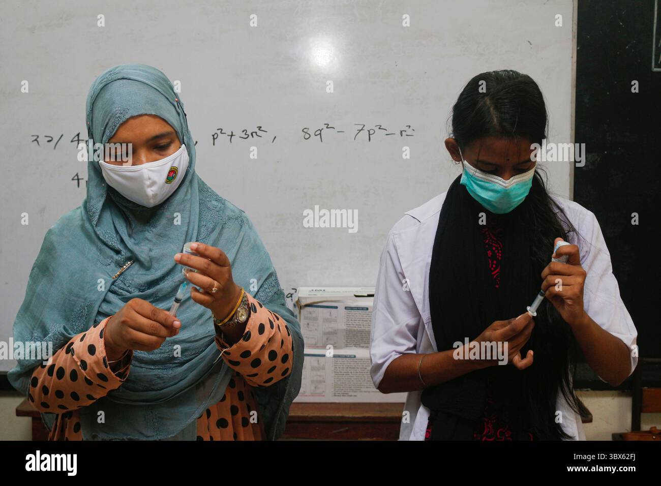 8 septembre 2021 : 08 septembre 2021 : Sylhet, Bnagladesh : travailleur de santé préparant la 2ème dose de vaccin Moderna COVID-19 à 10 No Ward UCEP School Vaccine Center, Sylhet alors que la campagne nationale de vaccination de masse pour la 2ème dose a été lancée pendant 3 jours. (Crédit image : © MD Rafayat Haque Khan/ZUMA Press Wire) Banque D'Images