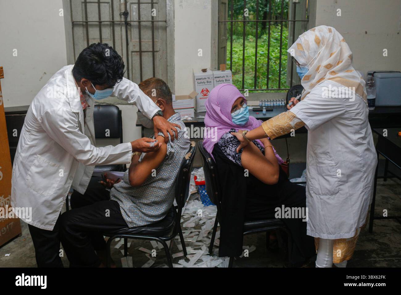8 septembre 2021 : 08 septembre 2021 : Sylhet, Bnagladesh : agent de santé administrer la 2ème dose de vaccin Moderna COVID-19 à 07 No Ward PTI School Vaccine Center, Sylhet alors que la campagne nationale de vaccination de masse pour la 2ème dose a été commencée pendant 3 jours. (Crédit image : © MD Rafayat Haque Khan/ZUMA Press Wire) Banque D'Images
