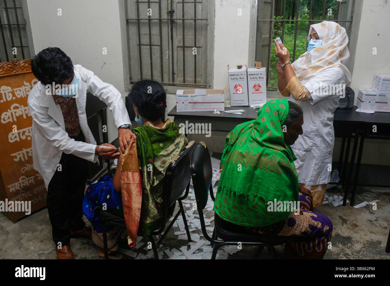 8 septembre 2021 : 08 septembre 2021 : Sylhet, Bnagladesh : agent de santé administrer la 2ème dose de vaccin Moderna COVID-19 à 07 No Ward PTI School Vaccine Center, Sylhet alors que la campagne nationale de vaccination de masse pour la 2ème dose a été commencée pendant 3 jours. (Crédit image : © MD Rafayat Haque Khan/ZUMA Press Wire) Banque D'Images