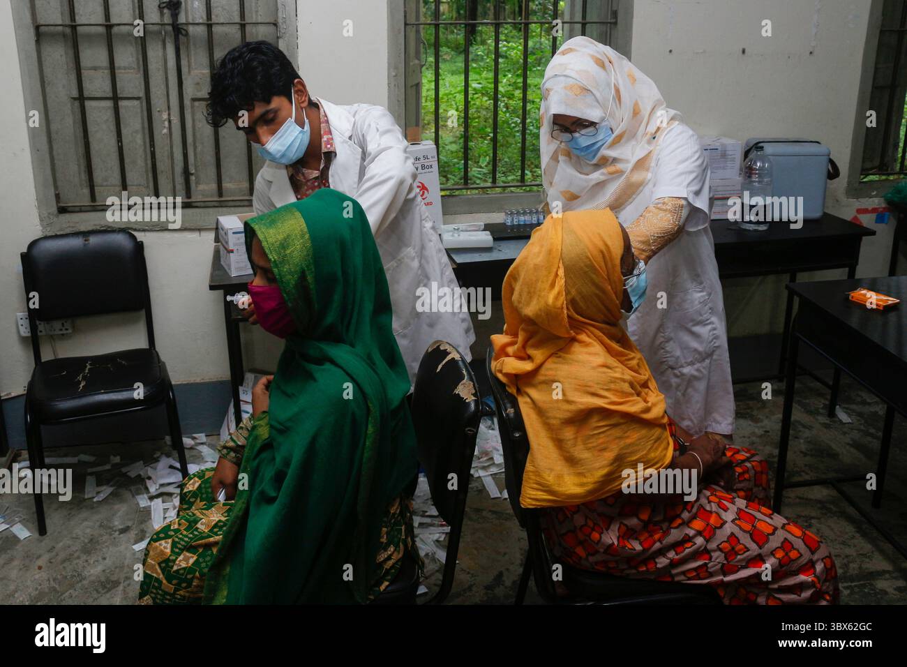 8 septembre 2021 : 08 septembre 2021 : Sylhet, Bnagladesh : agent de santé administrer la 2ème dose de vaccin Moderna COVID-19 à 07 No Ward PTI School Vaccine Center, Sylhet alors que la campagne nationale de vaccination de masse pour la 2ème dose a été commencée pendant 3 jours. (Crédit image : © MD Rafayat Haque Khan/ZUMA Press Wire) Banque D'Images