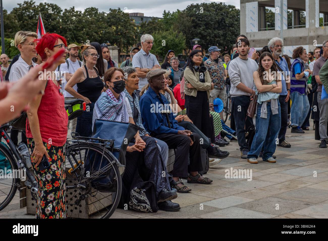 Les résidents de Walthamstow se sont rassemblés devant la mairie de la forêt de Waltham. La protestation était contre l'investissement du conseil dans des entreprises ayant des liens avec Israël, et les résidents ont protesté contre les compressions du conseil et d'autres questions locales. Banque D'Images