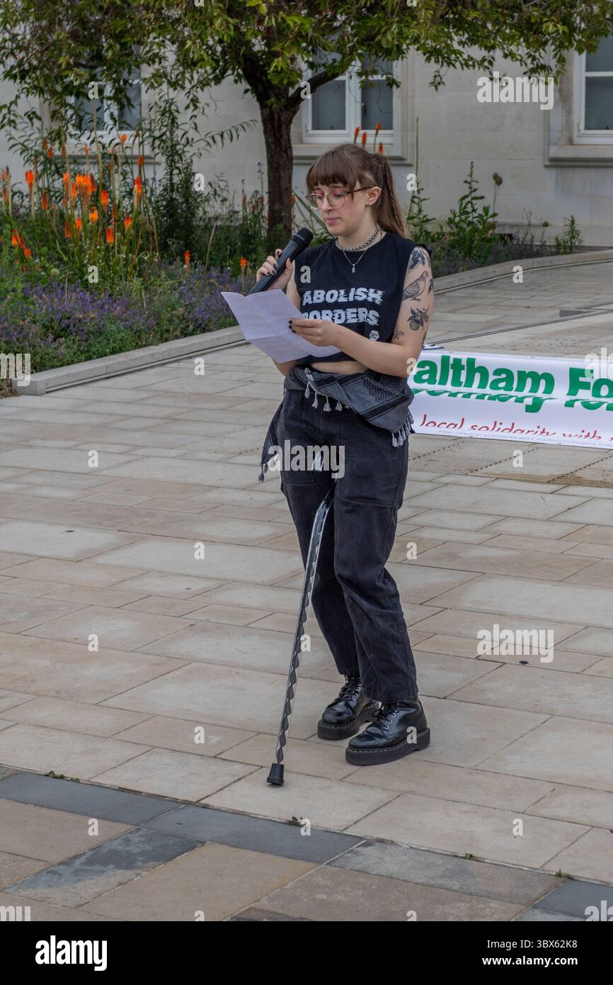 Les résidents de Walthamstow se sont rassemblés devant la mairie de la forêt de Waltham. La protestation était contre l'investissement du conseil dans des entreprises ayant des liens avec Israël, et les résidents ont protesté contre les compressions du conseil et d'autres questions locales. Banque D'Images
