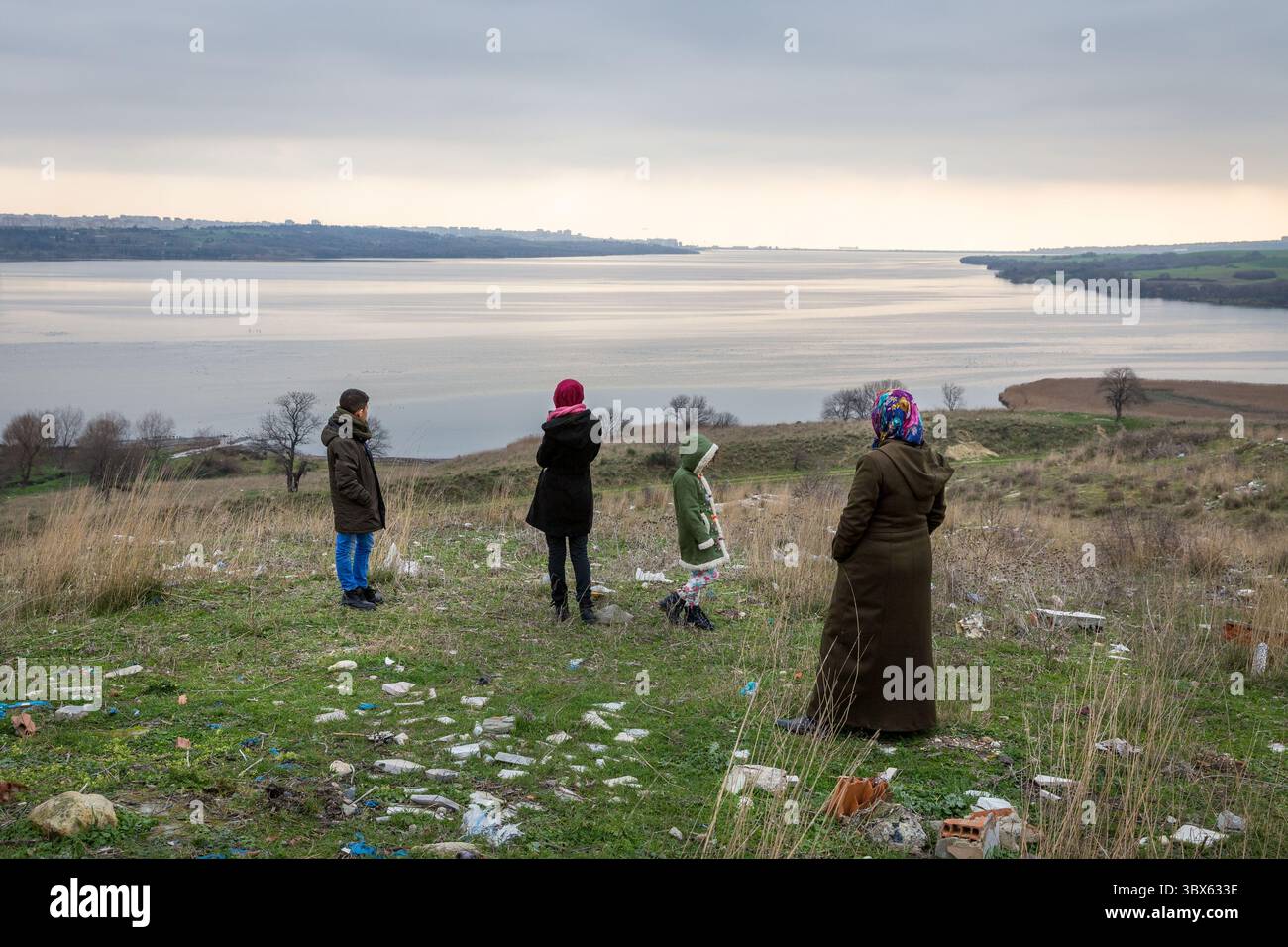 28 janvier 2018 : vue depuis le lac Kucukcekmece, qui est le point de transition sud du projet du canal d'Istanbul à Istanbul, Turquie, le 28 janvier 2018. Le canal d'Istanbul, Kanal turc Istanbul, est un projet de voie navigable artificielle au niveau de la mer, qui est prévu par la Turquie sur la Thrace orientale, reliant la mer Noire à la mer de Marmara, et donc à la mer Égée et à la mer Méditerranée. (Crédit image : © Tolga Ildun/ZUMA Press Wire) Banque D'Images