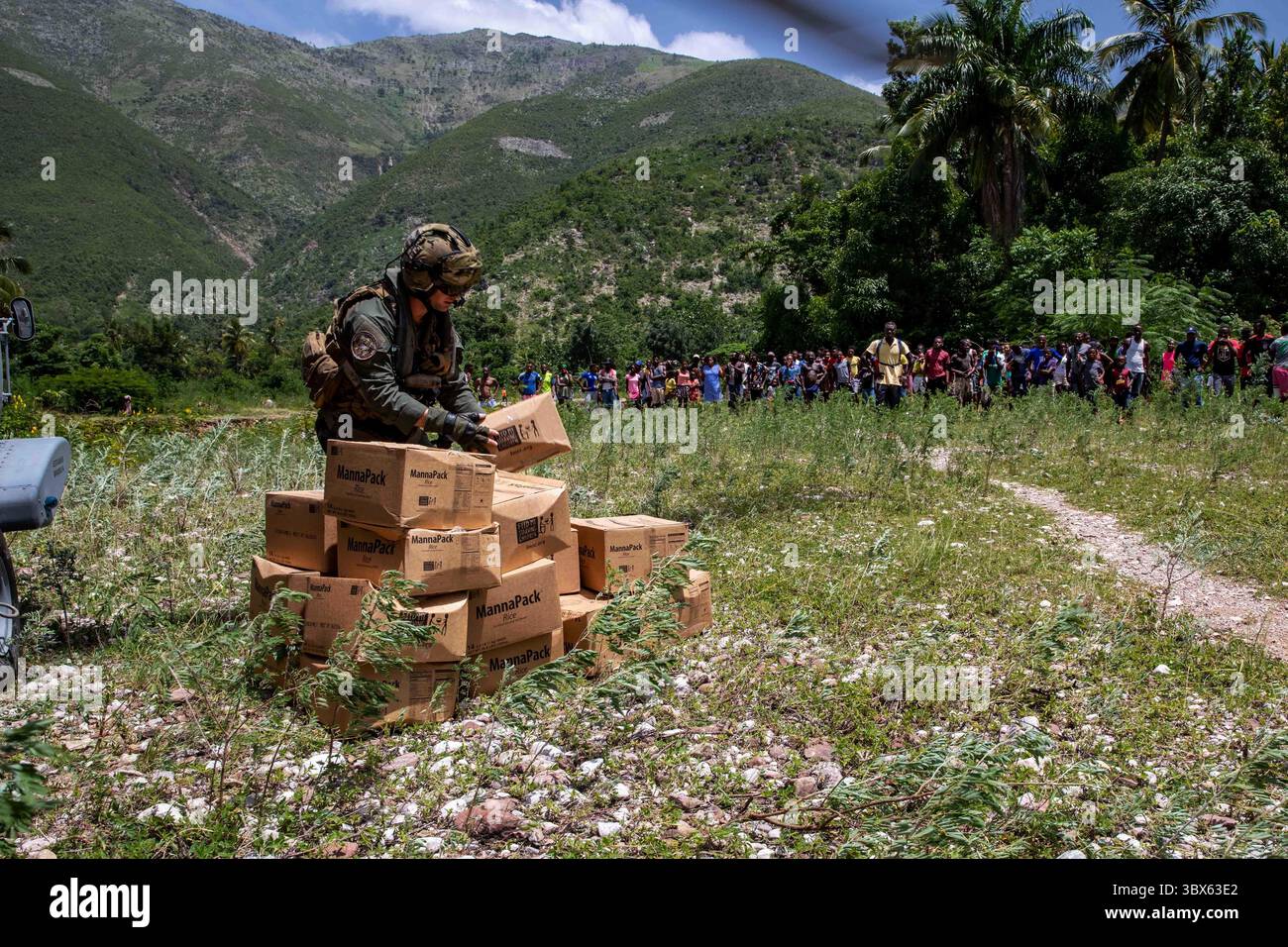 Le 28 août 2021 - Saint-Louis-du-Sud, Haïti - L'aviateur de la marine (hélicoptère) Michael Kane, affecté au â€œSnowmenâ€ du Helicopter Sea combat Squadron (HSC) 28, décharge des caisses de nourriture à Saint-Louis-du-Sud, Haïti, le 28 août 2021. Le HSC-28 est embarqué sur le navire de transport amphibie USS Arlington (LPD 24) de classe San Antonio, qui est déployé dans le Southern Command/U.S. 4th Fleet des forces navales américaines pour soutenir les efforts d'aide humanitaire et de secours en cas de catastrophe (HADR) en Haïti après un séisme de magnitude 7,2 le 14 août 2021 (crédit image : © John Bellino/U.S. Navy/ZUMA Press Wire Ser Banque D'Images
