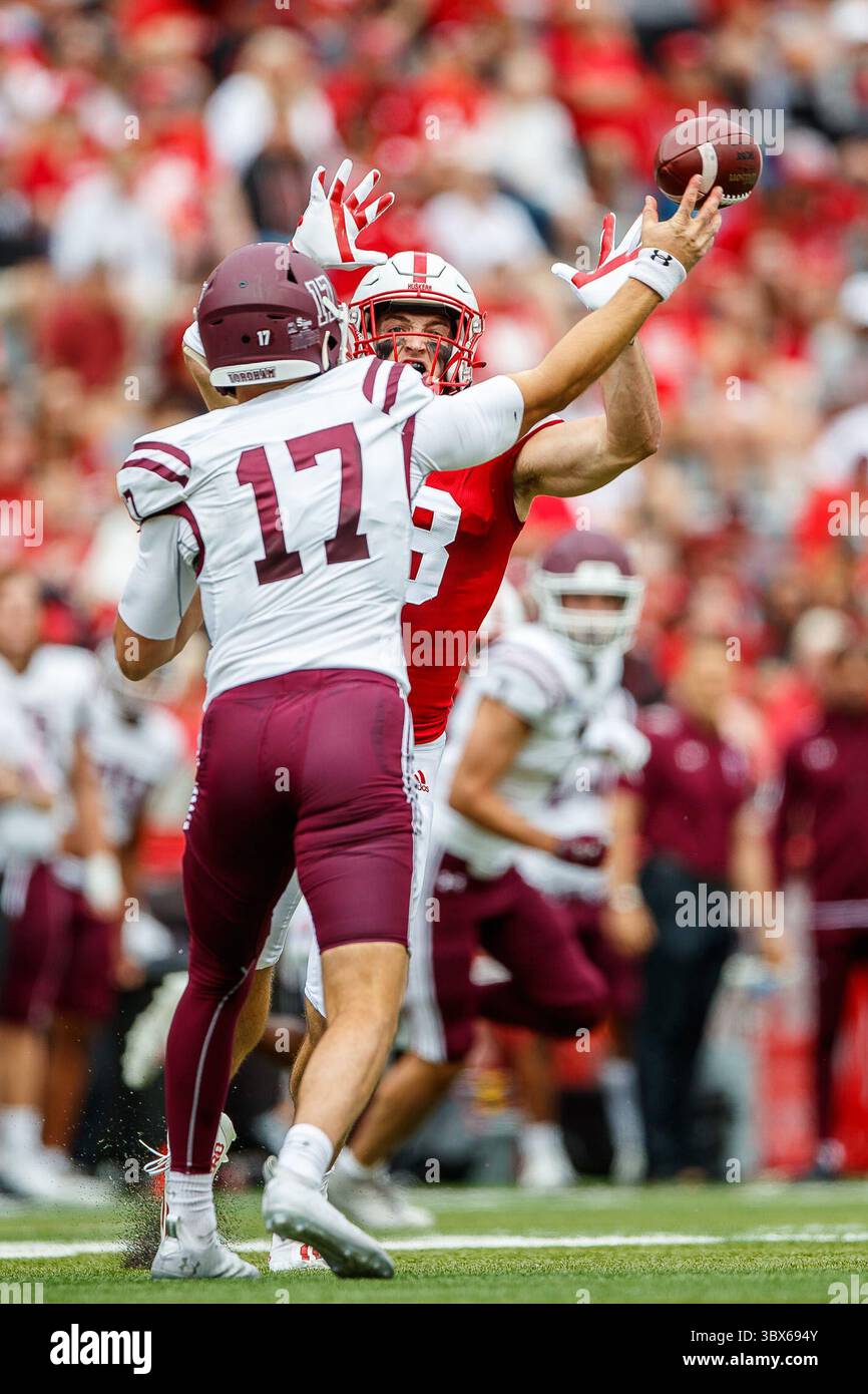 04 septembre 2021 - Lincoln, ne. États-Unis - Nebraska Cornhuskers joueur de ligne défensif Casey Rogers #98 lève les bras pour noir une passe du quarterback de Fordham Rams Tim DeMorat #17 en action lors d'un match de football de la Division 1 de la NCAA entre Fordham Rams et les Cornhuskers du Nebraska au Memorial Stadium de Lincoln, ne. .Nebraska a gagné 52-7. Présence : 85,938. Michael Spomer/Cal Sport Media(image de crédit : &copy ; Michael Spomer/CSM via ZUMA Wire) Banque D'Images