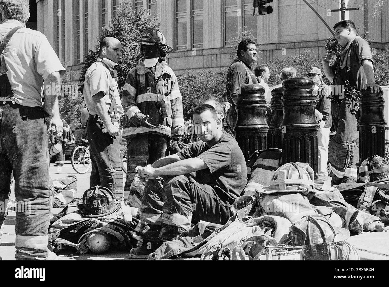 11 septembre 2001, New York, New York, États-Unis : pompiers aidant les blessés et épuisés sur les lieux des attentats terroristes de 9/11. Les attentats du 11 septembre, souvent appelés attentats du 11 septembre, étaient une série de quatre attaques terroristes coordonnées menées par le groupe terroriste islamiste Al-Qaïda contre les États-Unis d'Amérique dans la matinée du mardi 11 septembre 2001. (Crédit image : © Philip Vaughn/Ace Pictures via ZUMA Wire) Banque D'Images