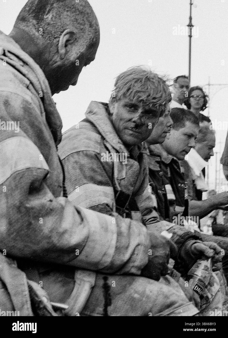 11 septembre 2001, New York, New York, États-Unis : pompiers aidant les blessés et épuisés sur les lieux des attentats terroristes de 9/11. Les attentats du 11 septembre, souvent appelés attentats du 11 septembre, étaient une série de quatre attaques terroristes coordonnées menées par le groupe terroriste islamiste Al-Qaïda contre les États-Unis d'Amérique dans la matinée du mardi 11 septembre 2001. (Crédit image : © Philip Vaughn/Ace Pictures via ZUMA Wire) Banque D'Images