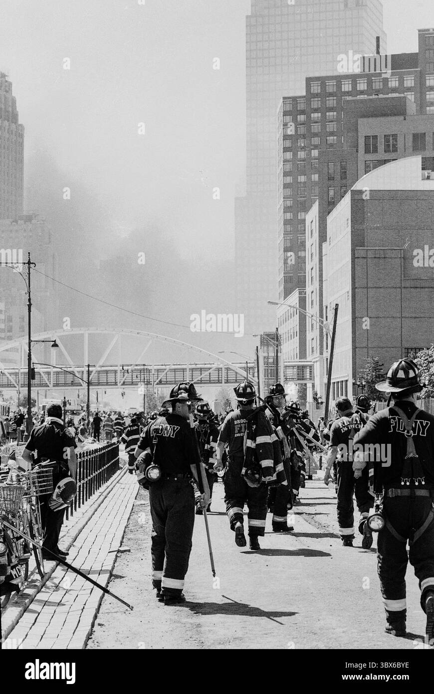 11 septembre 2001, New York, New York, États-Unis : pompiers aidant les blessés et épuisés sur les lieux des attentats terroristes de 9/11. Les attentats du 11 septembre, souvent appelés attentats du 11 septembre, étaient une série de quatre attaques terroristes coordonnées menées par le groupe terroriste islamiste Al-Qaïda contre les États-Unis d'Amérique dans la matinée du mardi 11 septembre 2001. (Crédit image : © Philip Vaughn/Ace Pictures via ZUMA Wire) Banque D'Images