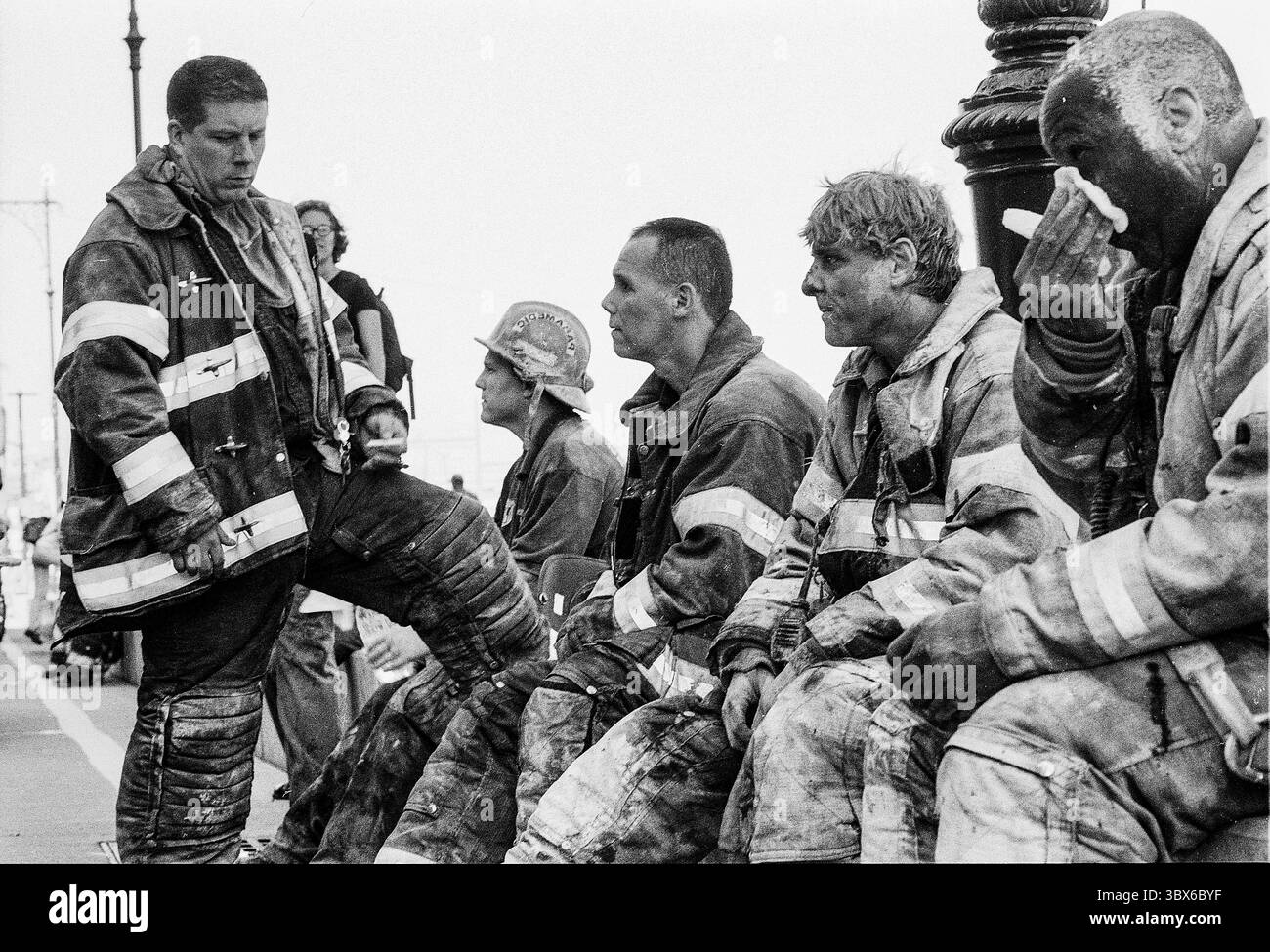 11 septembre 2001, New York, New York, États-Unis : pompiers aidant les blessés et épuisés sur les lieux des attentats terroristes de 9/11. Les attentats du 11 septembre, souvent appelés attentats du 11 septembre, étaient une série de quatre attaques terroristes coordonnées menées par le groupe terroriste islamiste Al-Qaïda contre les États-Unis d'Amérique dans la matinée du mardi 11 septembre 2001. (Crédit image : © Philip Vaughn/Ace Pictures via ZUMA Wire) Banque D'Images