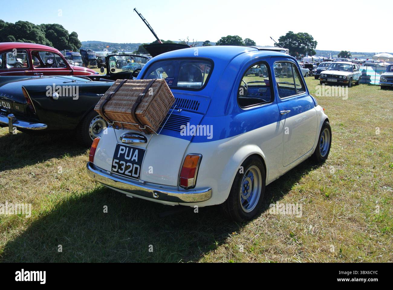 Une Fiat 500 de 1966 stationnée au 50th Historic Vehicle Gathering, Powderham, Devon, Angleterre, Royaume-Uni. Banque D'Images