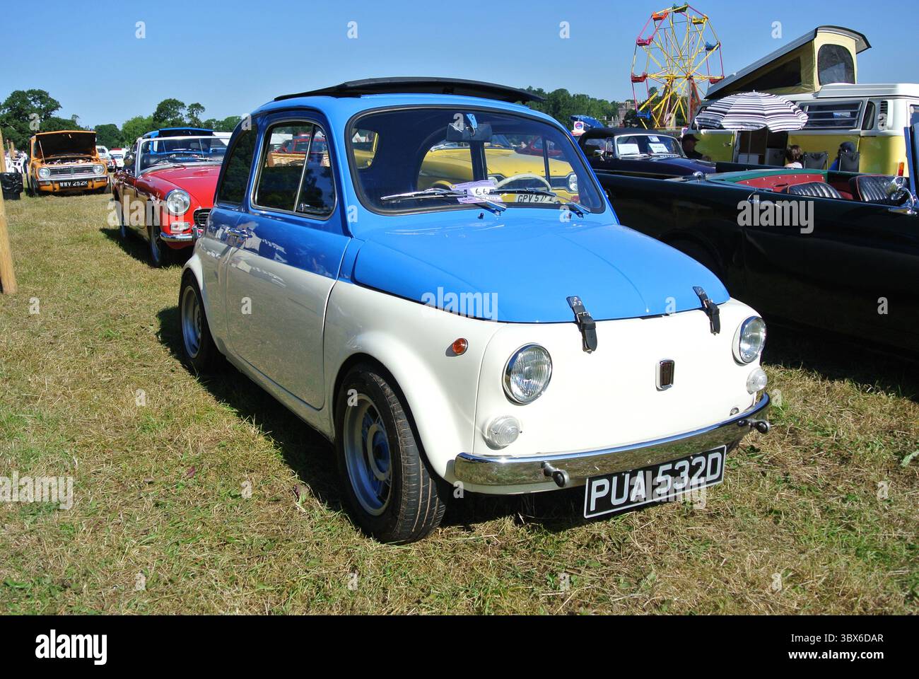 Une Fiat 500 de 1966 stationnée au 50th Historic Vehicle Gathering, Powderham, Devon, Angleterre, Royaume-Uni. Banque D'Images