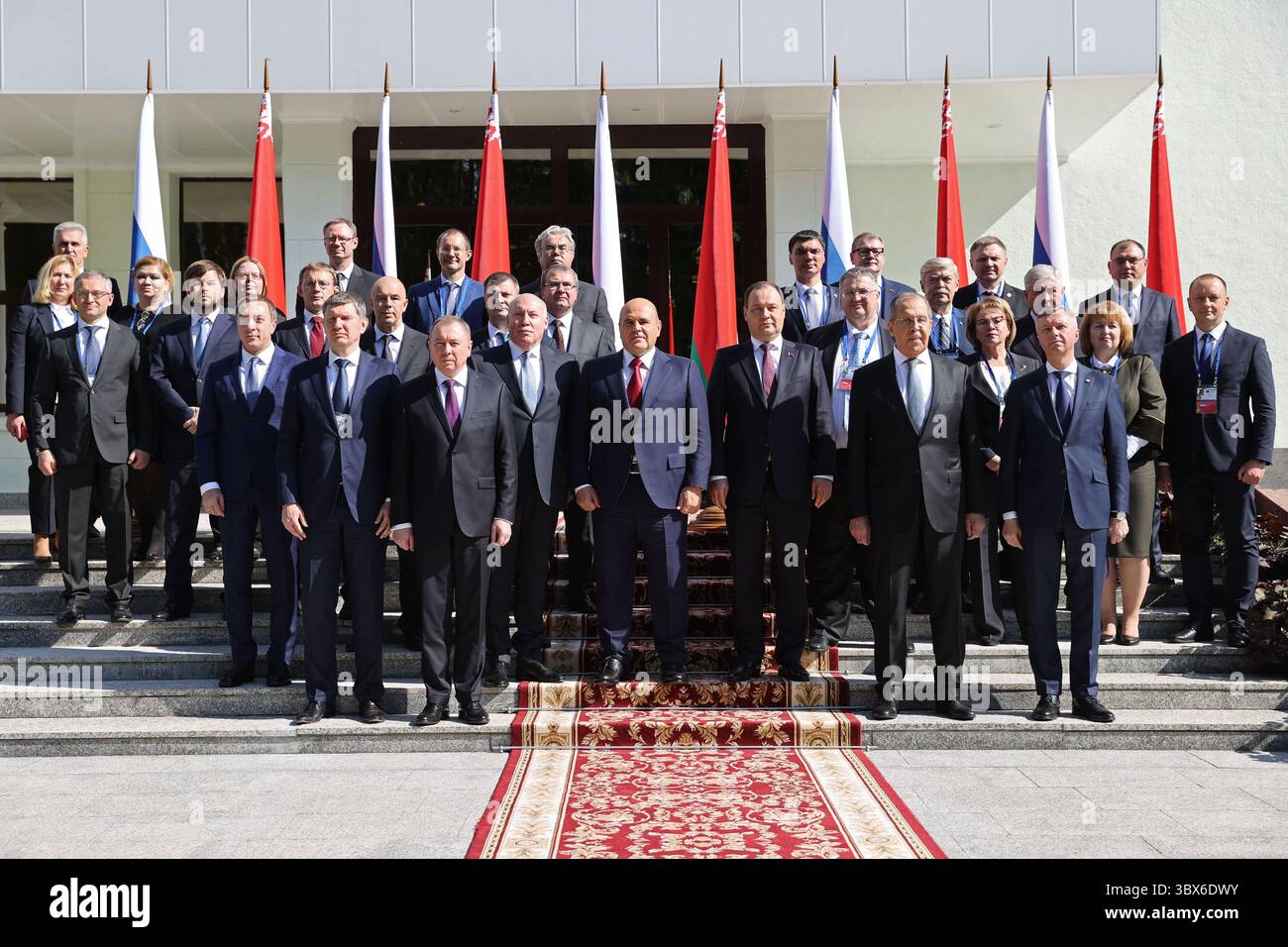 RÉGION DE MINSK, BIÉLORUSSIE â€” 10 SEPTEMBRE 2021 : des représentants des gouvernements biélorusse et russe posent pour une photo de groupe après une réunion du Conseil des ministres de l’État de l’Union de la Russie et de la Biélorussie à la résidence Zaslavl. Première rangée (gauche-droite) : le ministre du développement économique de Rusia Maxim Reshetnikov, le ministre biélorusse des Affaires étrangères Vladimir Makei, le premier ministre russe Mikhail Mishustin, le premier ministre biélorusse Roman Golovchenko, le ministre russe des Affaires étrangères Sergueï Lavrov, l'ambassadeur russe en Biélorussie Yevgeny Lukyanov et le ministre biélorusse de la réglementation antimonopole an Banque D'Images