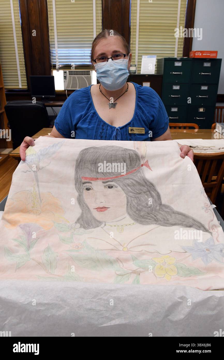 28 août 2021, Sparta, Wisconsin, États-Unis : HANNAH SCHOLZE, associée aux services aux musées de la salle d'histoire locale et du musée du comté de Monroe, présente des artefacts de Cubains qui ont été hébergés à fort McCoy en 1980, le 28 août 2021 dans le centre-ville de Sparta, Wisconsin. Les objets comprennent des draps émis par l'armée américaine qui ont été décorés par des Cubains. Sparta abrite fort McCoy, qui abrite aujourd'hui des Afghans qui ont été transportés par avion hors d'Afghanistan. (Image de crédit : © Mark Hertzberg/ZUMA Press Wire) Banque D'Images