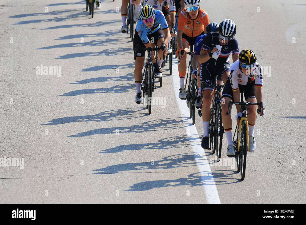 Championnats d'Europe de cyclisme sur route 2021 de l'UEC. Trente, Italie, le 11 septembre 2021. Elite Women Road Race, Shadow of the peloton (photo de Pierre Teyssot/ESPA-images)(crédit image : © ; ESPA photo Agency/CSM via ZUMA Wire) Banque D'Images