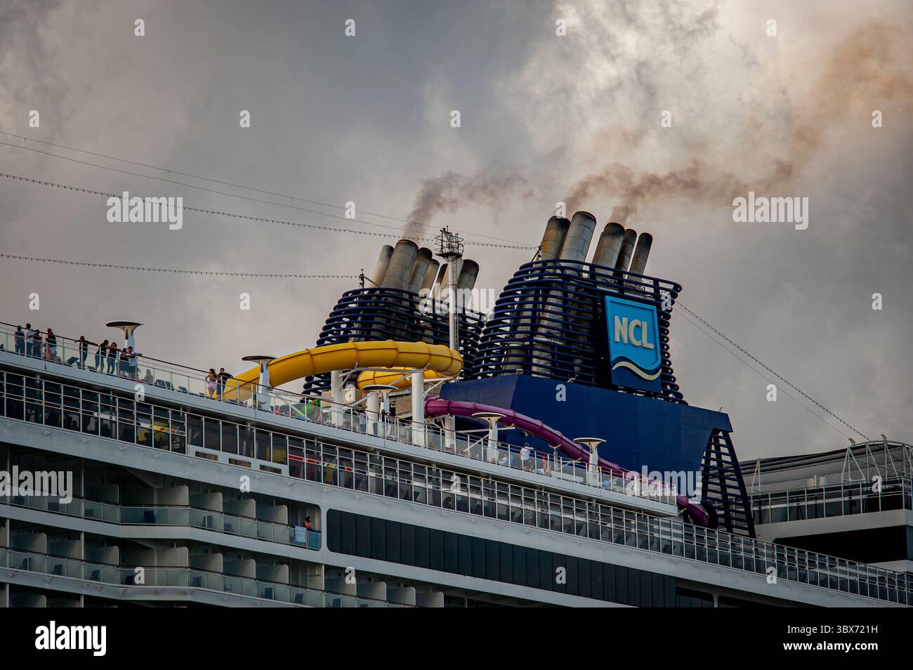 12 septembre 2021, Barcelone, Espagne : les cheminées Norwegian Epic Cruise dégagent de la fumée peu de temps avant de quitter le port de Barcelone. Les émissions d'oxydes de soufre et d'oxydes d'azote rendent le port de Barcelone pire en Europe pour la pollution atmosphérique des navires de croisière. (Crédit image : © Jordi Boixareu/ZUMA Press Wire) Banque D'Images
