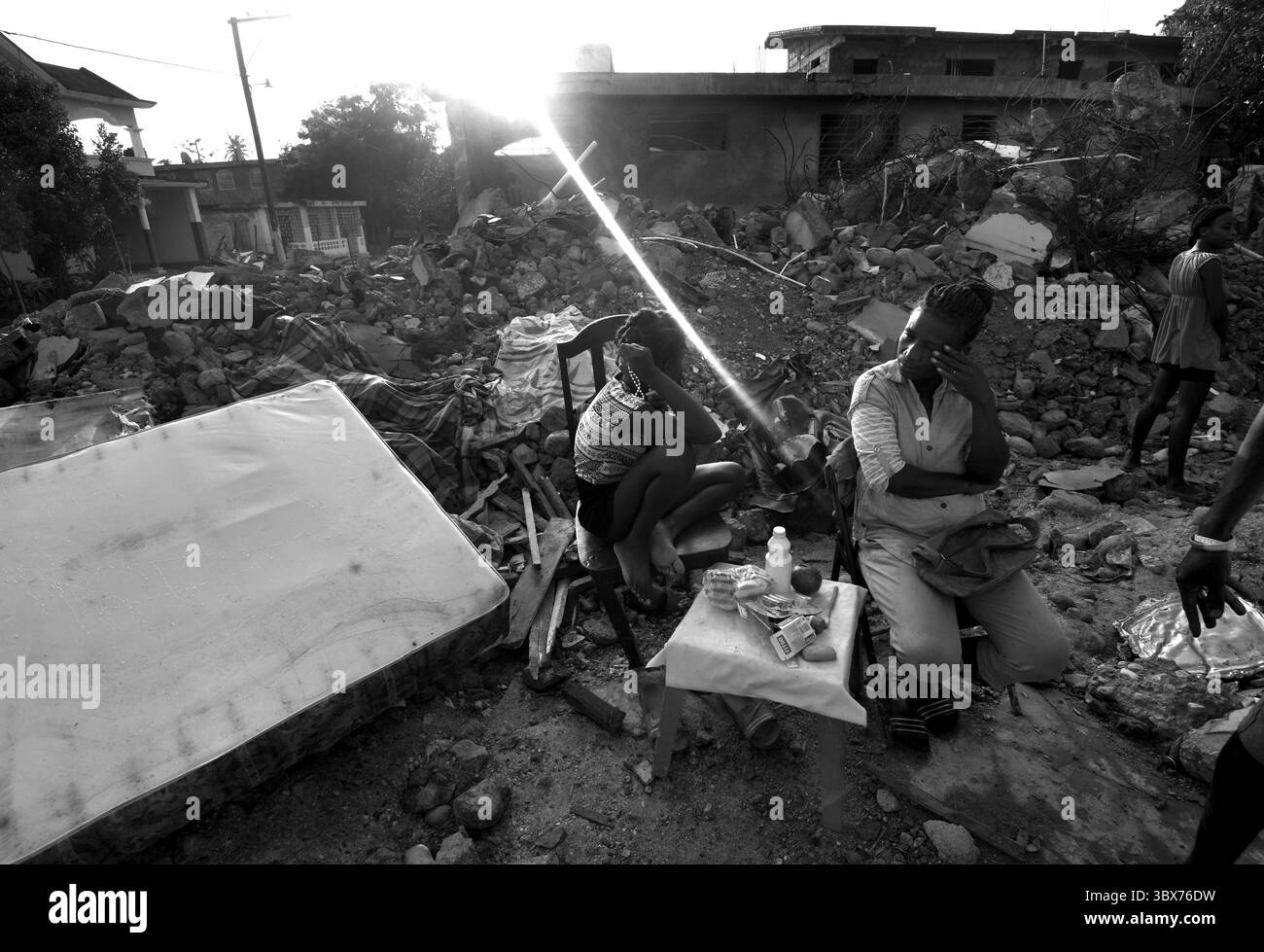 23 août 2021, Maniche, Haïti : Joceline Maturin et sa fille Fdelione, 12 ans, sont assis au milieu des décombres de leur maison alors que les Haïtiens font face aux séquelles d'un tremblement de terre massif à Maniche, Haïti le 23 août 2021...HISTOIRE SOMMAIRE :.â€˜il y a de la vie, il y a hopeâ€™ â€“ Chrislome Lorbensky, Survivor..Un tremblement de terre massif de terre de terre de magnitude 7,2 a frappé Haïti à 8h29 HAE le 14 août 2021. Elle a touché une grande partie des provinces rurales du sud-ouest, tuant au moins 2 250 personnes confirmées et en blessant 12 000. D'innombrables familles ont été déplacées, laissant la nation des îles des Caraïbes dans l'emprise Banque D'Images