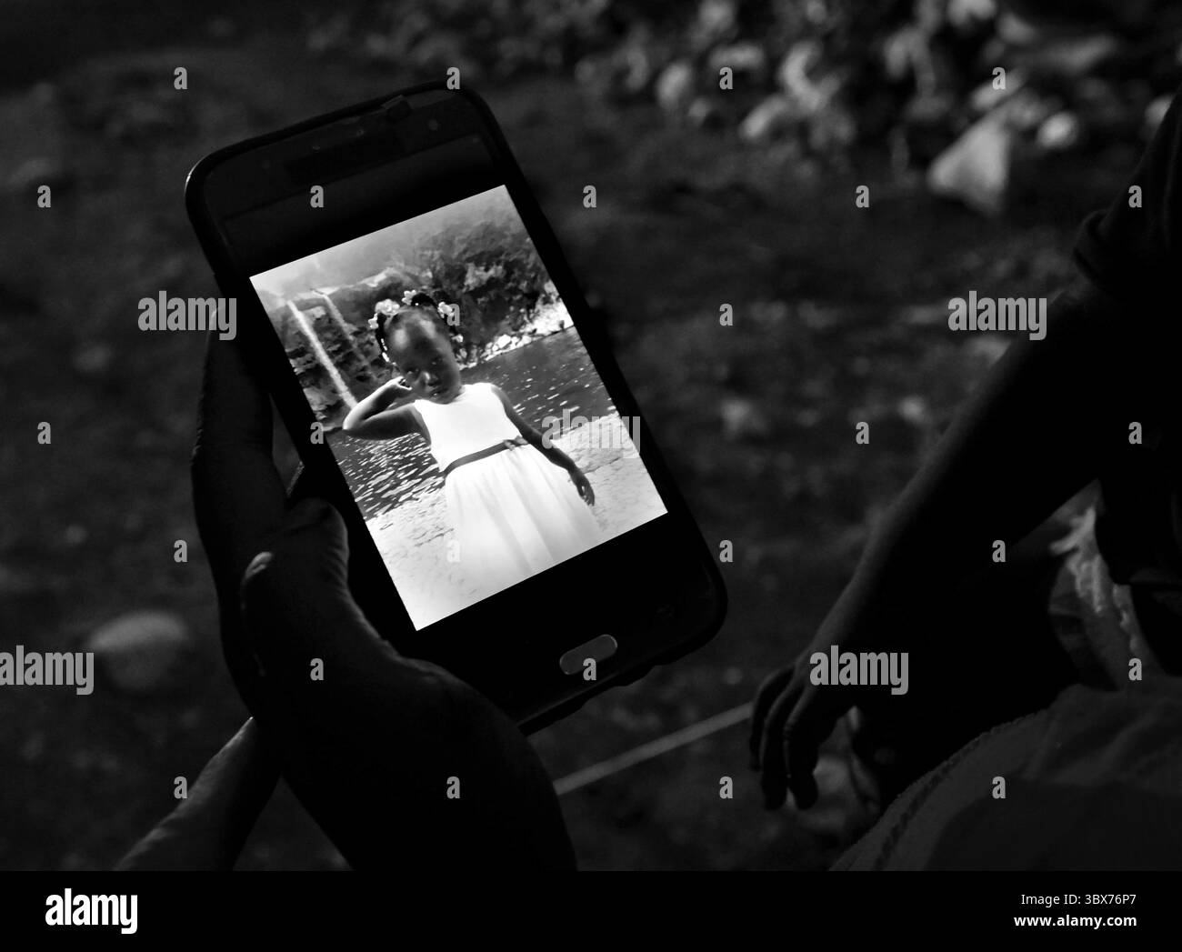 26 août 2021, Maniche, Haïti : S’il y a de la vie, il y a hopeâ€™ â€“ Chrislome Lorbensky, survivant. Chrislome Lorbensky et son épouse Altema Rosenine avec leur fils de 11 mois Adonia Ande Lorbensky, surnommé ton ton, font face aux conséquences d’un ouragan massif à Maniche, Haïti le 26 août 2021. Elle pleure en regardant des photos sur son téléphone de la fille Adonia Ande Lorbensky qu'elle pleure... ils ont perdu leur fille de 3 ans dans le séisme et s'accrochent à leur bébé survivant avec un plâtre sur sa jambe cassée. Il a été retrouvé sous le cadavre de son oncle sur ce terrain où ils s'efforcent de ne pas le faire Banque D'Images