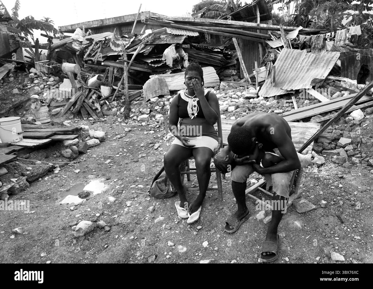 27 août 2021, Maniche, Haïti : S’il y a de la vie, il y a hopeâ€™ â€“ Chrislome Lorbensky, survivant. Chrislome Lorbensky et son épouse Altema Rosenine avec leur fils de 11 mois Adonia Ande Lorbensky, surnommé ton ton, font face aux conséquences d’un ouragan massif à Maniche, Haïti le 27 août 2021. Rosenine pleure pendant une interview alors qu'elle parle d'Adonia Ande Lorbensky, la fille qu'elle pleure, ..ils ont perdu leur fille de 3 ans dans le séisme et s'accrochent à leur bébé survivant avec un plâtre sur sa jambe cassée. Il a été retrouvé sous le cadavre de son oncle sur ce terrain où ils s'efforcent de le faire Banque D'Images