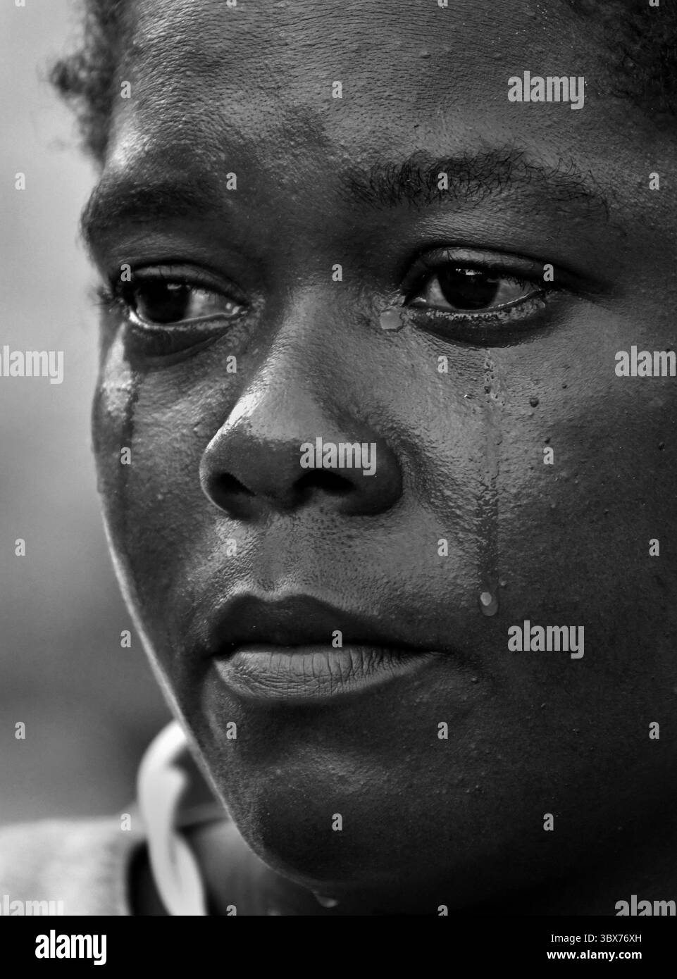 27 août 2021, Maniche, Haïti : S’il y a de la vie, il y a hopeâ€™ â€“ Chrislome Lorbensky, survivant. Chrislome Lorbensky et son épouse Altema Rosenine avec leur fils de 11 mois Adonia Ande Lorbensky, surnommé ton ton, font face aux conséquences d’un ouragan massif à Maniche, Haïti le 27 août 2021. Rosenine pleure pendant une interview alors qu'elle parle d'Adonia Ande Lorbensky, la fille qu'elle pleure, ..ils ont perdu leur fille de 3 ans dans le séisme et s'accrochent à leur bébé survivant avec un plâtre sur sa jambe cassée. Il a été retrouvé sous le cadavre de son oncle sur ce terrain où ils s'efforcent de le faire Banque D'Images