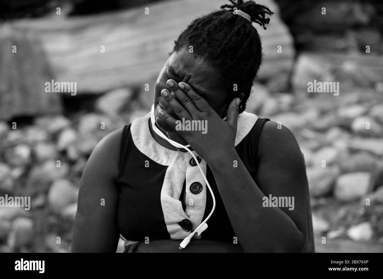 27 août 2021, Maniche, Haïti : S’il y a de la vie, il y a hopeâ€™ â€“ Chrislome Lorbensky, survivant. Chrislome Lorbensky et son épouse Altema Rosenine avec leur fils de 11 mois Adonia Ande Lorbensky, surnommé ton ton, font face aux conséquences d’un ouragan massif à Maniche, Haïti le 27 août 2021. Rosenine pleure pendant une interview alors qu'elle parle d'Adonia Ande Lorbensky, la fille qu'elle pleure, ..ils ont perdu leur fille de 3 ans dans le séisme et s'accrochent à leur bébé survivant avec un plâtre sur sa jambe cassée. Il a été retrouvé sous le cadavre de son oncle sur ce terrain où ils s'efforcent de le faire Banque D'Images