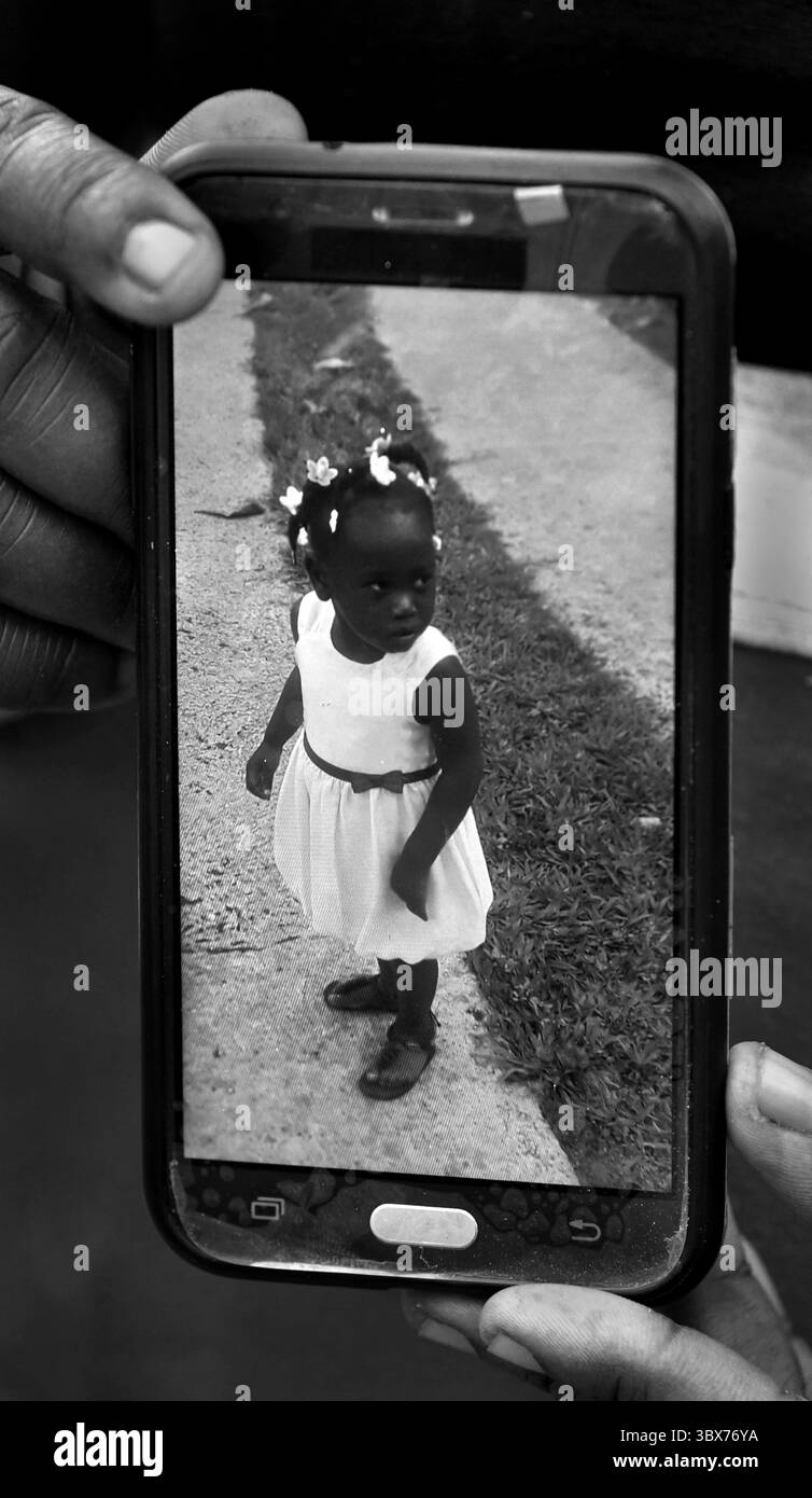 27 août 2021, Maniche, Haïti : S’il y a de la vie, il y a hopeâ€™ â€“ Chrislome Lorbensky, survivant. Chrislome Lorbensky et son épouse Altema Rosenine avec leur fils de 11 mois Adonia Ande Lorbensky, surnommé ton ton, font face aux conséquences d’un ouragan massif à Maniche, Haïti le 27 août 2021. Rosenine pleure pendant une interview alors qu'elle parle d'Adonia Ande Lorbensky, la fille qu'elle pleure, ..ils ont perdu leur fille de 3 ans dans le séisme et s'accrochent à leur bébé survivant avec un plâtre sur sa jambe cassée. Il a été retrouvé sous le cadavre de son oncle sur ce terrain où ils s'efforcent de le faire Banque D'Images