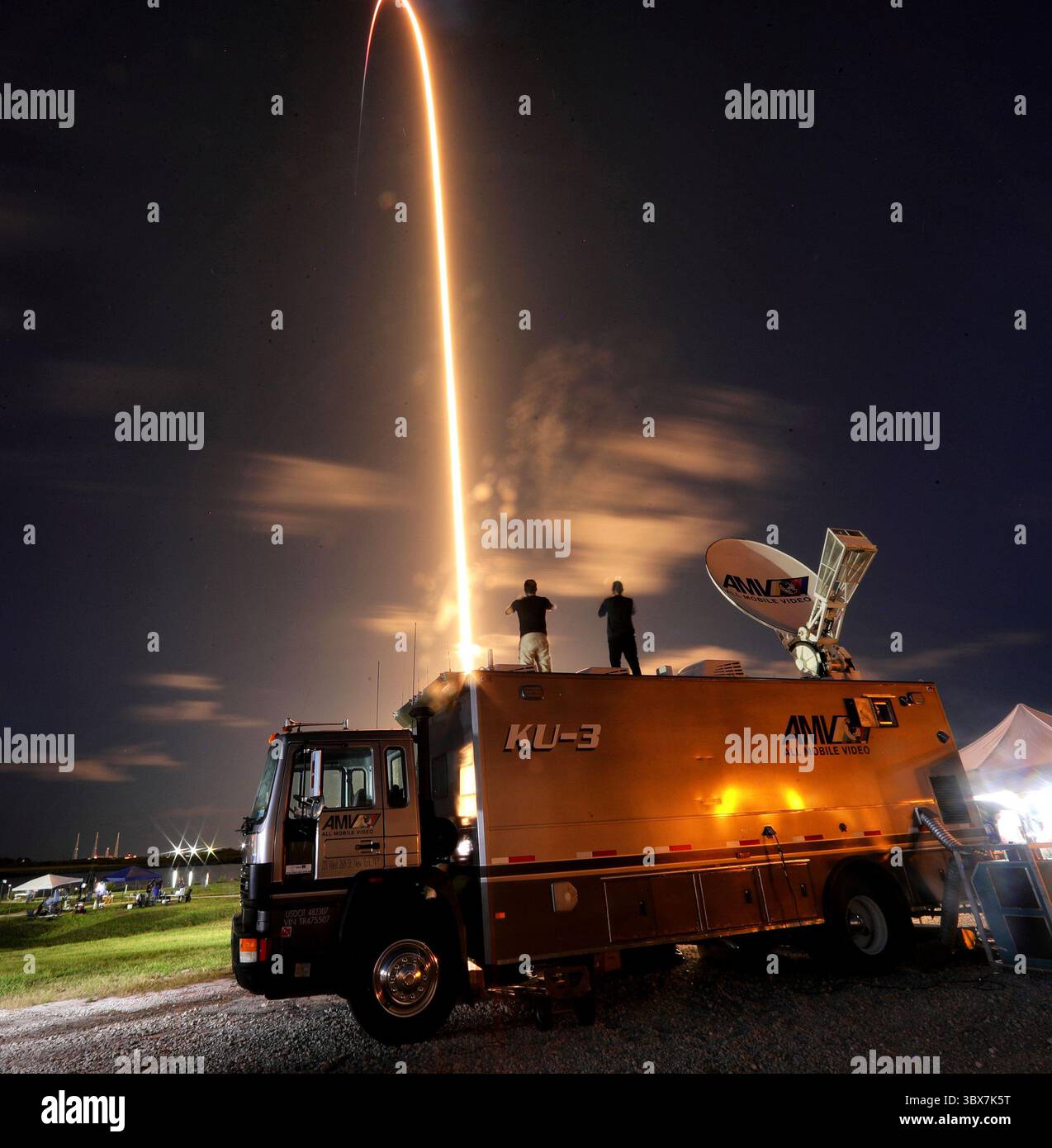 15 septembre 2021, Kennedy Space Center, Floride, États-Unis : la fusée SpaceX Falcon 9 décolle du Kennedy Space Center, ici en une exposition de deux minutes, transportant un équipage civil sur la mission inspiration 4, mercredi. L'équipage orbite autour de la Terre pendant trois jours dans le vaisseau spatial SpaceX Crew Dragon. (Crédit image : © Joe Burbank/TNS via ZUMA Press Wire/TNS via ZUMA Press Wire) Banque D'Images