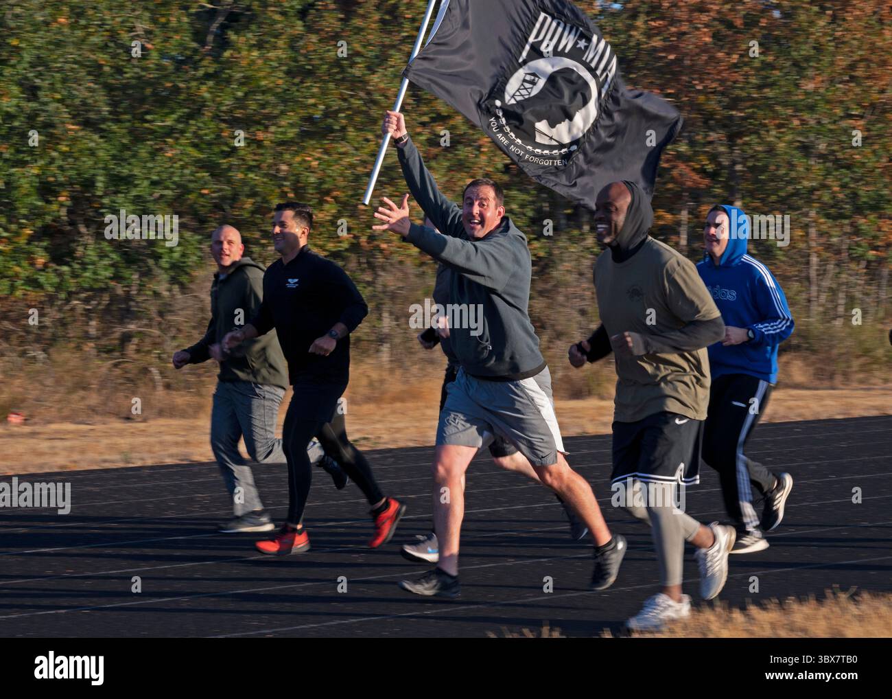 16 septembre 2021 - base interarmées Lewis-McChord, Washington, États-Unis - le Major Zachary Magnin, commandant du 62e escadron de maintenance d'aéronefs, porte le drapeau du POW/MIA alors que lui et d'autres dirigeants du 62e AMXS participent à la course commémorative de 24 heures du POW/MIA à la base interarmées Lewis-McChord, Washington, le 16 septembre 2021. Le drapeau officiel des prisonniers de guerre américains/MIA a été créé grâce aux efforts des membres de la famille des Américains des prisonniers de guerre américains/MIA pour afficher un symbole approprié qui a fait connaître au public leurs proches qui étaient détenus ou déclarés disparus pendant la guerre du Vietnam. (Image de crédit : © Zoe Thacker/U.S. Banque D'Images