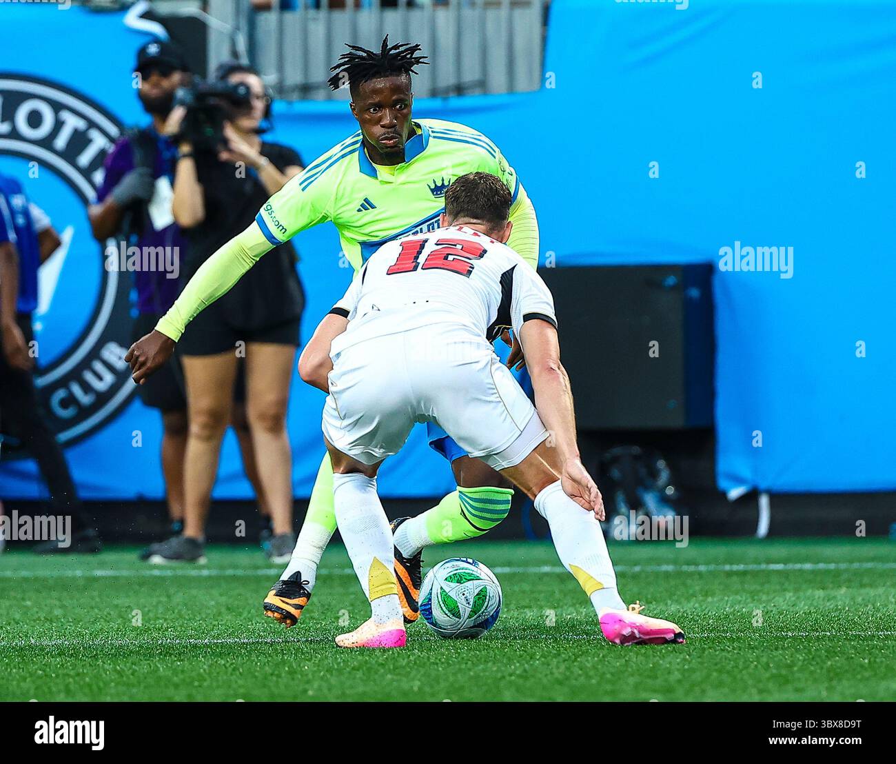 July 16, 2025: Charlotte FC forward Wilfried Zaha (10) looks to get around DC United defender Conner Antley (12). Major League Soccer game between DC United and Charlotte FC at Bank of America Stadium, Charlotte, North Carolina. David Beach/CSM (Credit Image: © David Beach/Cal Sport Media) (Cal Sport Media via AP Images) Banque D'Images