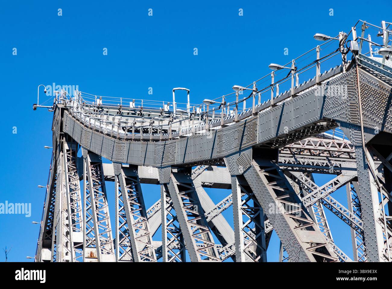 Le pont Story Bridge est un pont en porte-à-faux en acier classé au patrimoine mondial de l'UNESCO qui enjambe le fleuve Brisbane et transporte les véhicules, les vélos et les piétons Banque D'Images