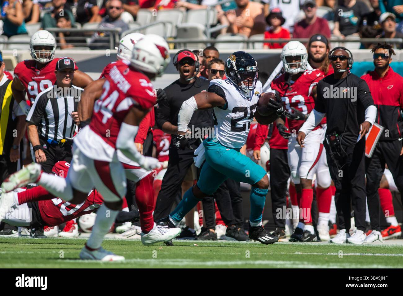 26 septembre 2021, Jacksonville, Floride, États-Unis : Jacksonville Jaguars Running Back JAMES ROBINSON (25 ans) s'affronte aux Cardinals de l'Arizona en troisième position au TIAA Bank Field à Jacksonville, Floride. Les Cardinals de l'Arizona battent les Jaguars de Jacksonville 31-19. (Crédit image : © Michael Johnson/ZUMA Press Wire) Banque D'Images