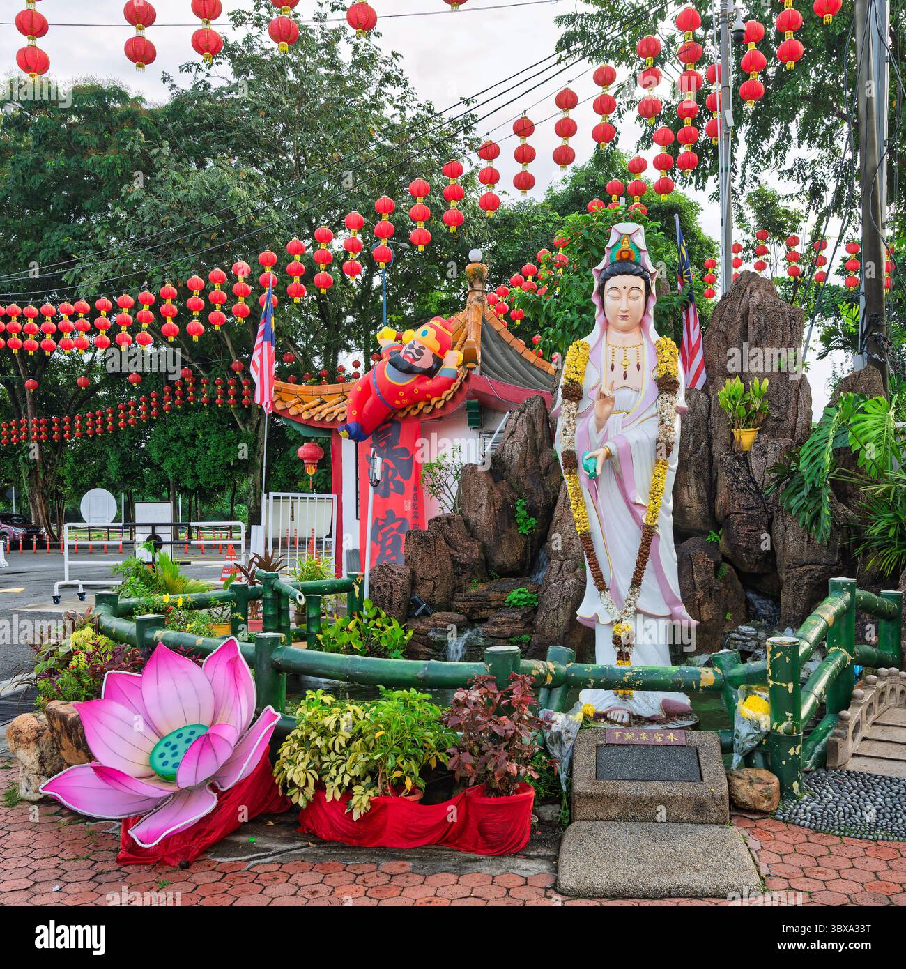 Statue de Yue Lao, le Dieu de l'amour et du mariage, lanternes chinoises rouges et sculpture de lotus au temple Thean Hou, Kuala Lumpur, Malaisie Banque D'Images