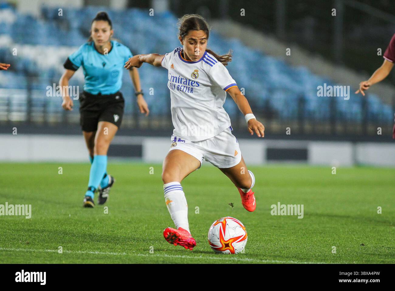 29 septembre 2021, MADRID, MADRID, ESPAGNE : Lorena Navarro du Real Madrid en action lors de la ligue féminine espagnole, Primera Iberdrola, match de football joué entre le Real Madrid et la Real Sociedad au stade Alfredo di Stefano le 29 septembre 2021 à Madrid, Espagne. (Crédit image : © Irina R. Hipolito/AFP7 via ZUMA Press Wire) Banque D'Images