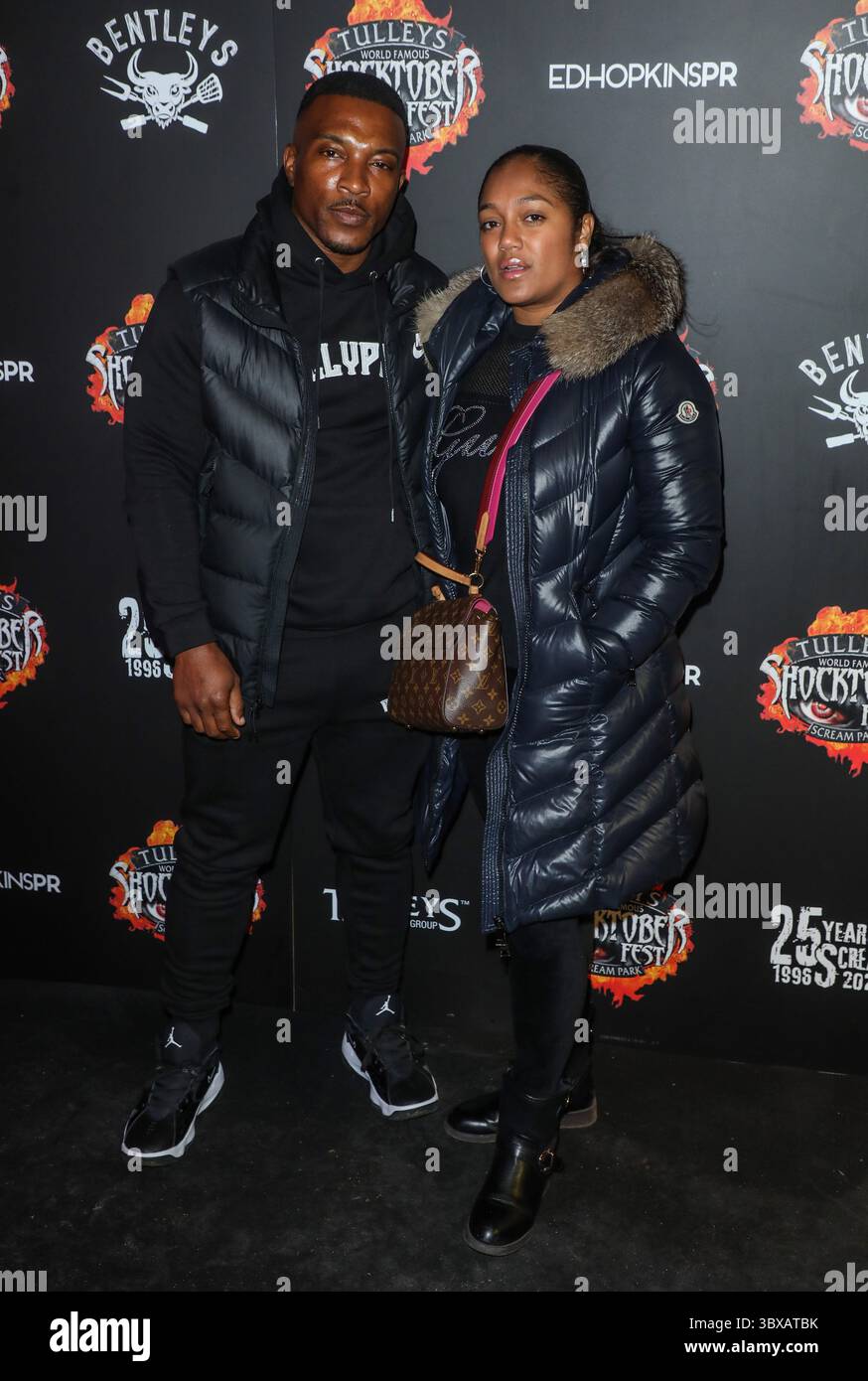 1er octobre 2021, Crawley, Royaume-Uni : Ashley Walters (à gauche) et Danielle Walters (à droite) assistent à la soirée d'ouverture du Shocktoberfest 2021 à la ferme Tulley à Crawley. (Crédit image : © Brett Cove/SOPA images via ZUMA Press Wire) Banque D'Images