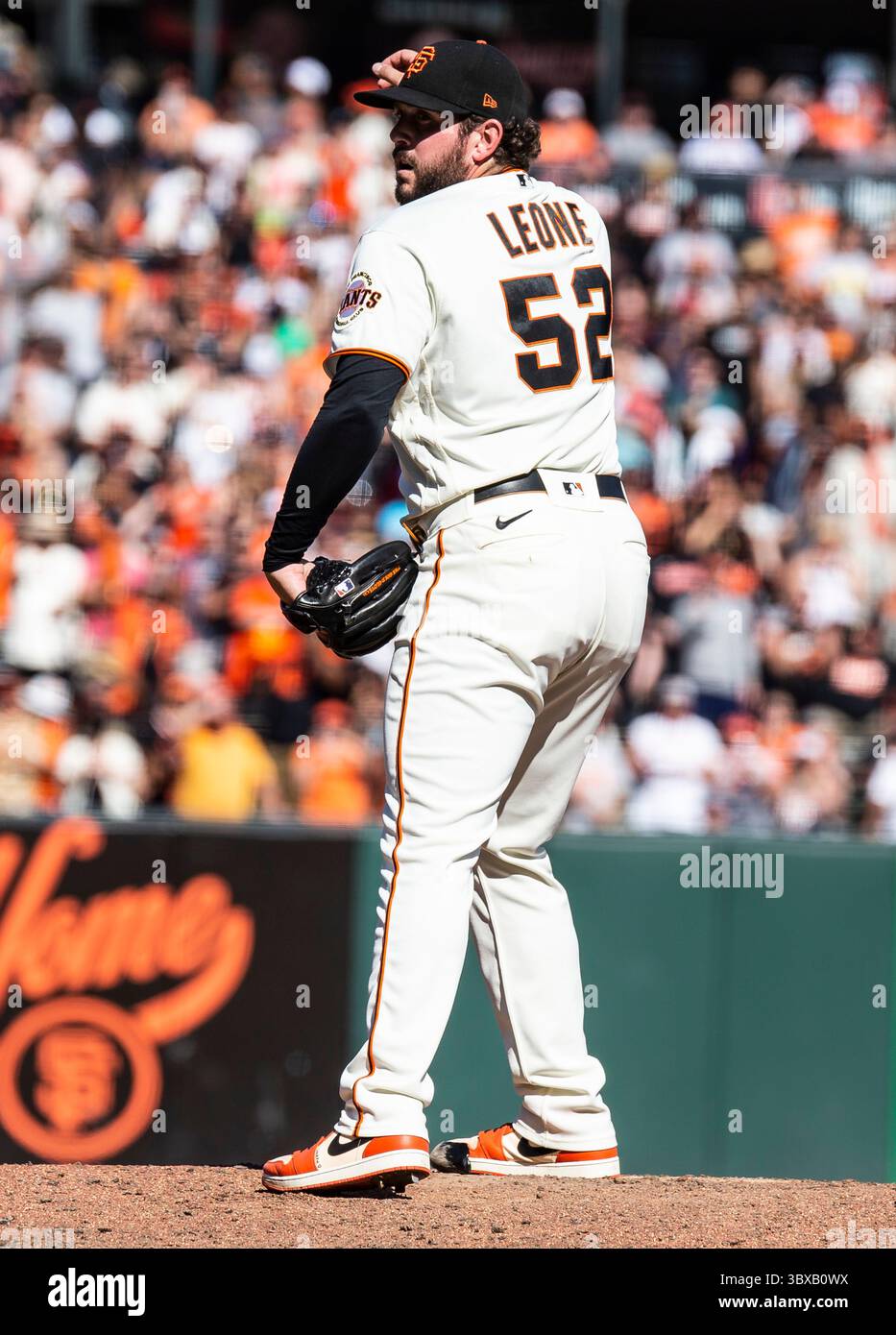 03 octobre 2021 San Francisco CA, États-Unis lors d'un match MLB entre les Padres de San Diego et les Giants de San Francisco. Giants a remporté 11-4 et le NL West Championship à Oracle Park San Francisco Calif. Thurman James / CSM(image de crédit : &copy ; Thurman James/CSM via ZUMA Wire) Banque D'Images