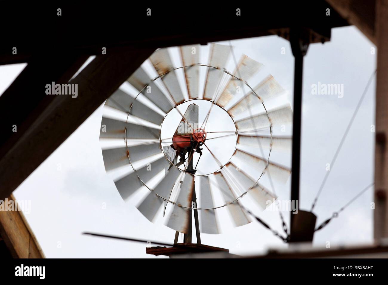 6 octobre 2021, LES VILLAGES, Floride, États-Unis : un moulin à vent tourne à Brownwood Paddock Square le mercredi 6 octobre 2021, dans la communauté des villages de Lady Lake. (Crédit image : © Douglas R. Clifford/Tampa Bay Times via ZUMA Press Wire) Banque D'Images