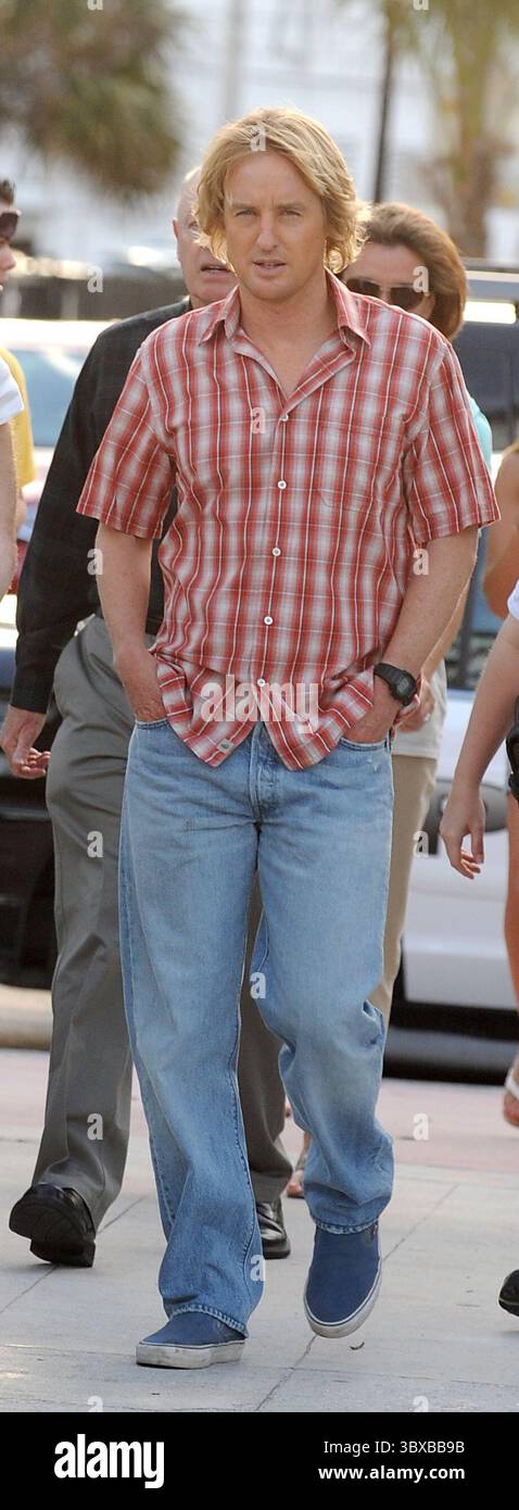 MIAMI BEACH, FL - 18 AVRIL 2008 : les acteurs Jennifer Aniston et Owen Wilson filment sur la plage sur le tournage de 'Marley et moi le 18 avril 2008 à Miami Beach, Floride....personnes : Owen Wilson. (Crédit image : © SMG via ZUMA Press Wire) Banque D'Images