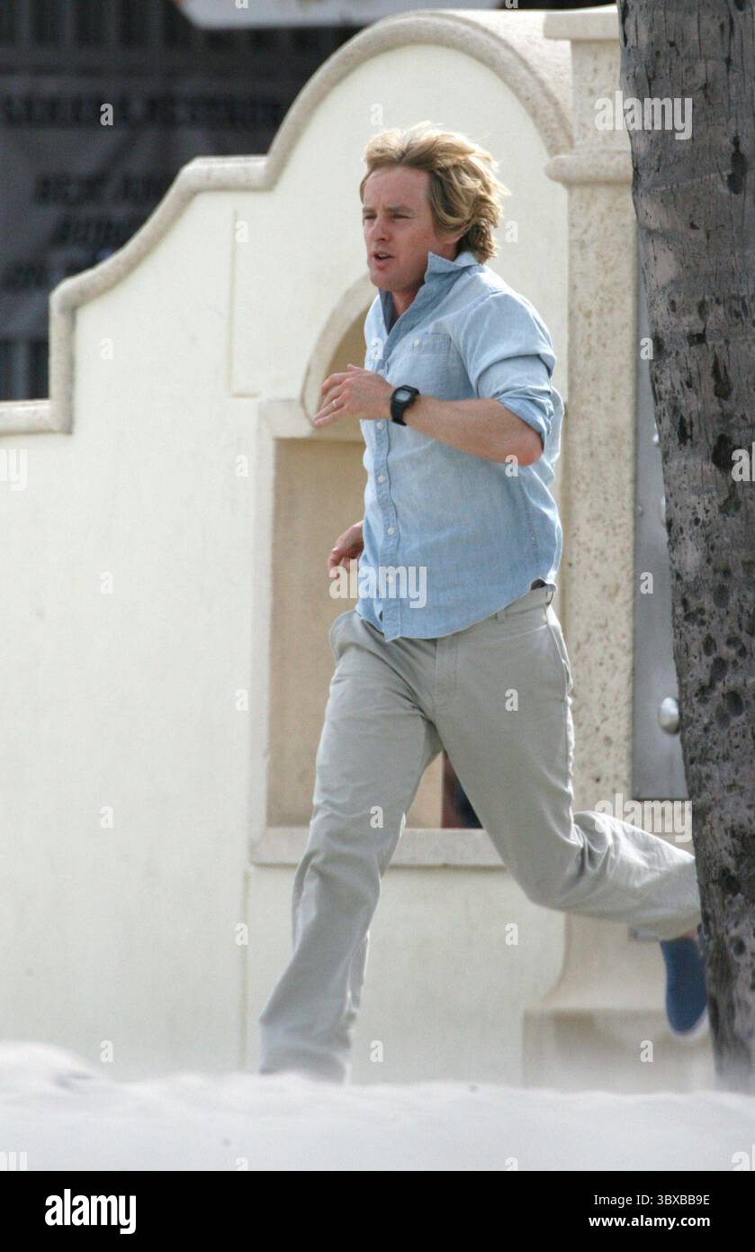 HOLLYWOOD, FL - 12 MARS 2008 : L'acteur Owen Wilson (R) et l'acteur Eric Dane apparaissent sur le tournage du film 'Marley & me' le 12 mars 2008 à Hollywood, Floride....personnes : Owen Wilson ; Eric Dane. (Crédit image : © SMG via ZUMA Press Wire) Banque D'Images