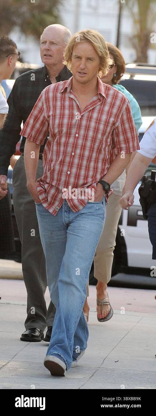 MIAMI BEACH, FL - 18 AVRIL 2008 : les acteurs Jennifer Aniston et Owen Wilson filment sur la plage sur le tournage de 'Marley et moi le 18 avril 2008 à Miami Beach, Floride....personnes : Owen Wilson. (Crédit image : © SMG via ZUMA Press Wire) Banque D'Images