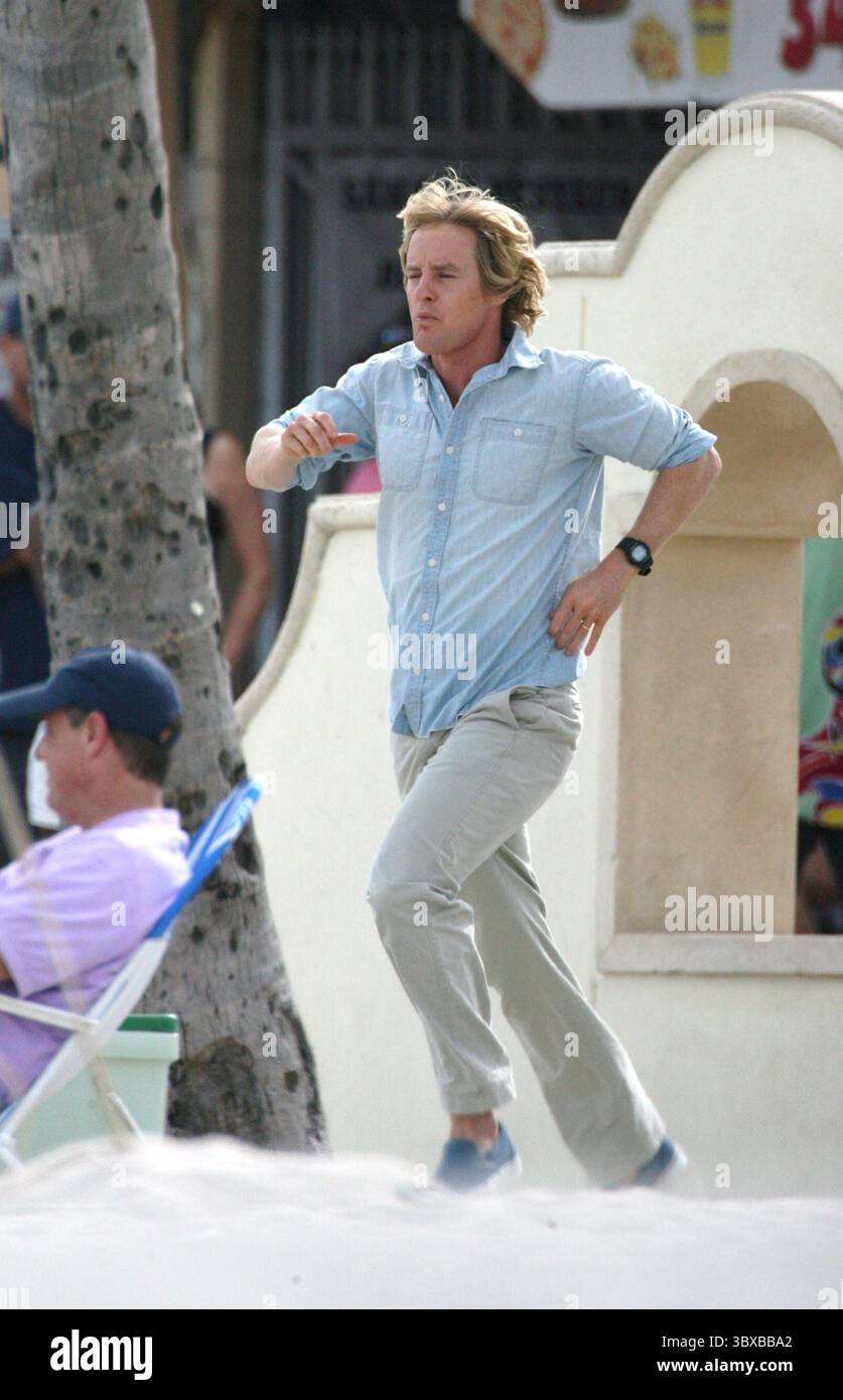 HOLLYWOOD, FL - 12 MARS 2008 : L'acteur Owen Wilson (R) et l'acteur Eric Dane apparaissent sur le tournage du film 'Marley & me' le 12 mars 2008 à Hollywood, Floride....personnes : Owen Wilson ; Eric Dane. (Crédit image : © SMG via ZUMA Press Wire) Banque D'Images