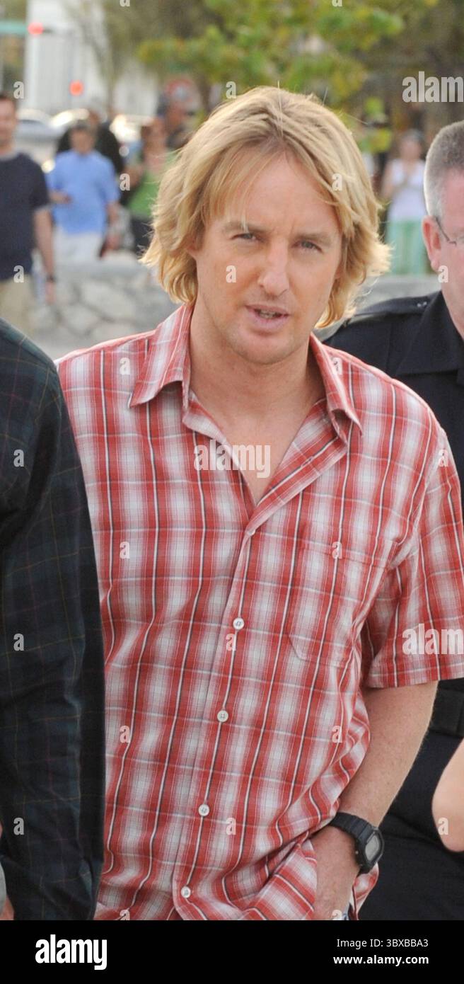 MIAMI BEACH, FL - 18 AVRIL 2008 : les acteurs Jennifer Aniston et Owen Wilson filment sur la plage sur le tournage de 'Marley et moi le 18 avril 2008 à Miami Beach, Floride....personnes : Owen Wilson. (Crédit image : © SMG via ZUMA Press Wire) Banque D'Images