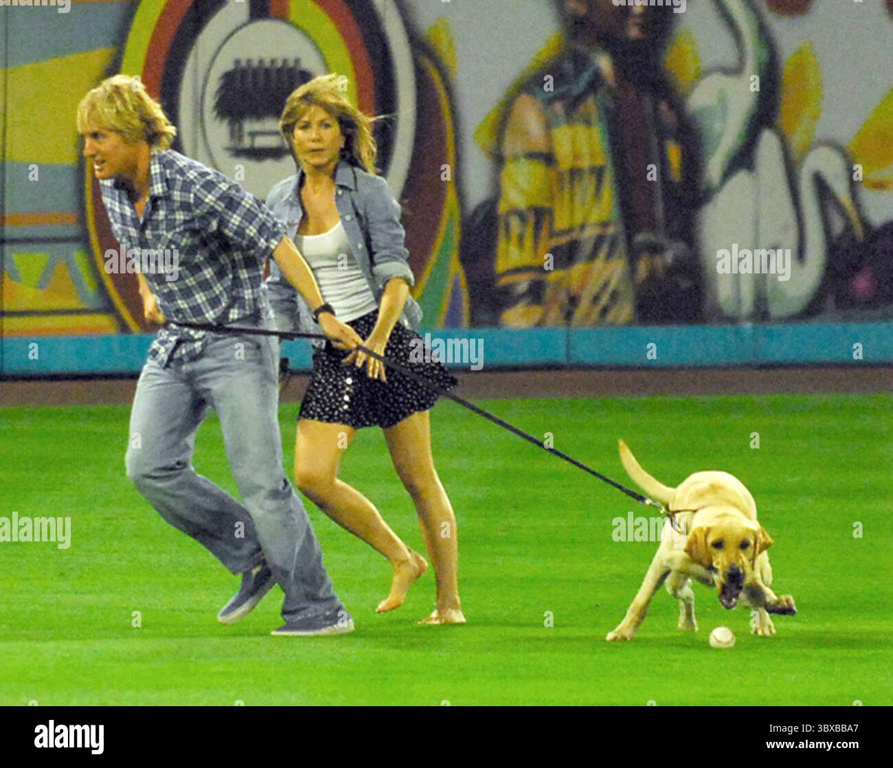 MIAMI- FL - 02 MAI 2008 : Jennifer Aniston et Owen Wilson filment une scène pour leur film Marley & me au match des Florida Marlins le 02 mai 2008 à Miami, Floride. ..personnes : Jennifer Aniston ; Owen Wilson ; Marley. (Crédit image : © SMG via ZUMA Press Wire) Banque D'Images
