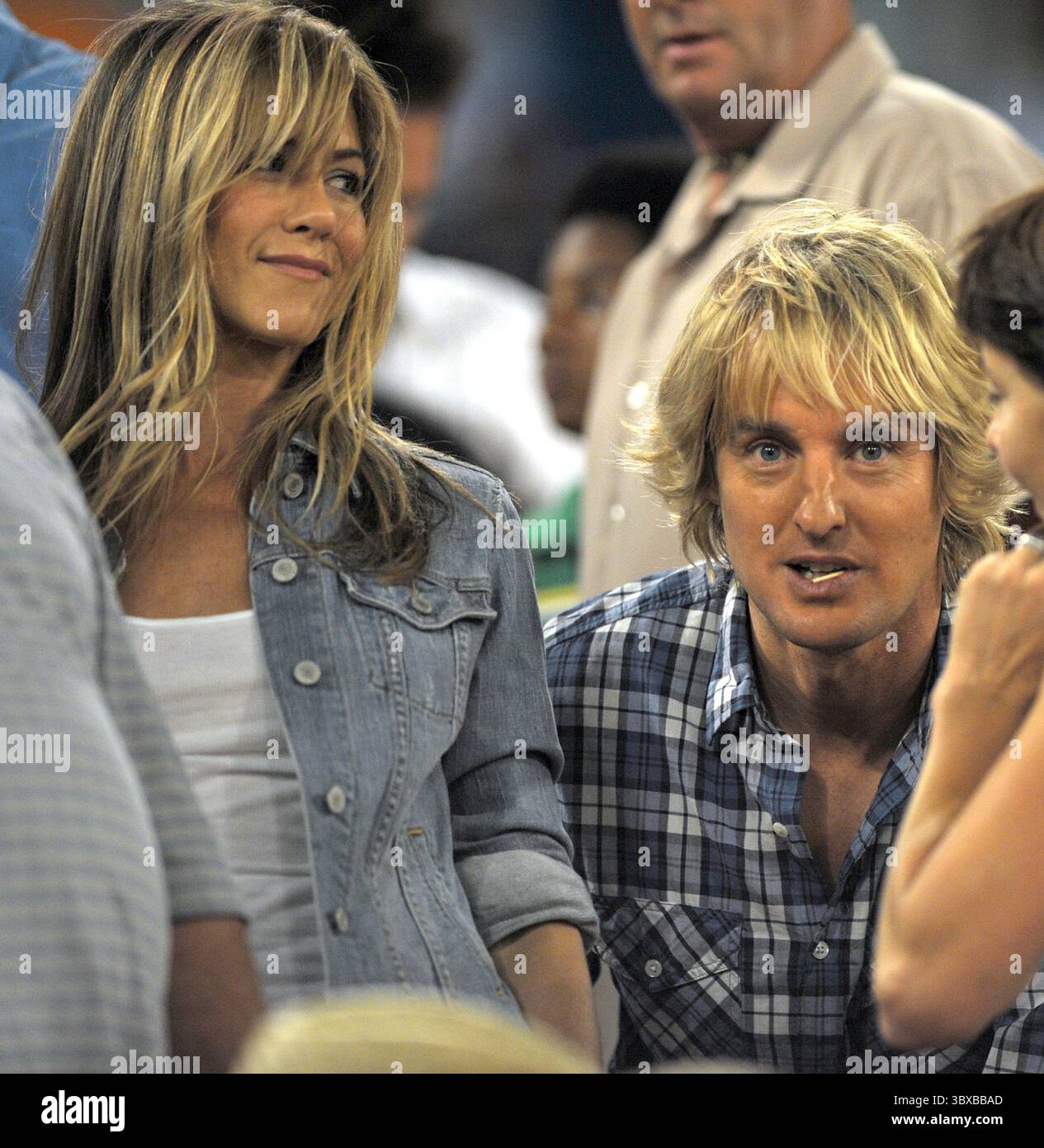 MIAMI- FL - 02 MAI 2008 : Jennifer Aniston et Owen Wilson filment une scène pour leur film Marley & me au match des Florida Marlins le 02 mai 2008 à Miami, Floride. ...Personnes : Jennifer Aniston ; Owen Wilson (image crédit : © SMG via ZUMA Press Wire) Banque D'Images