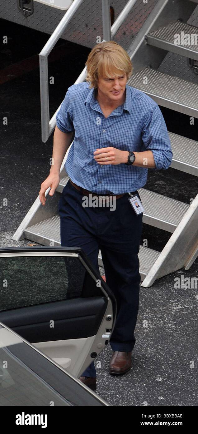 MIAMI -FL- 24 MARS 2008 : L'acteur Owen Wilson sur le tournage de son nouveau film Marley & Me. L'acteur semble être très ''conscience verte'' car il semble recycler ses ordures et voyager dans une voiture hybride retour et quatrième sur le plateau... People : Owen Wilson. (Crédit image : © SMG via ZUMA Press Wire) Banque D'Images