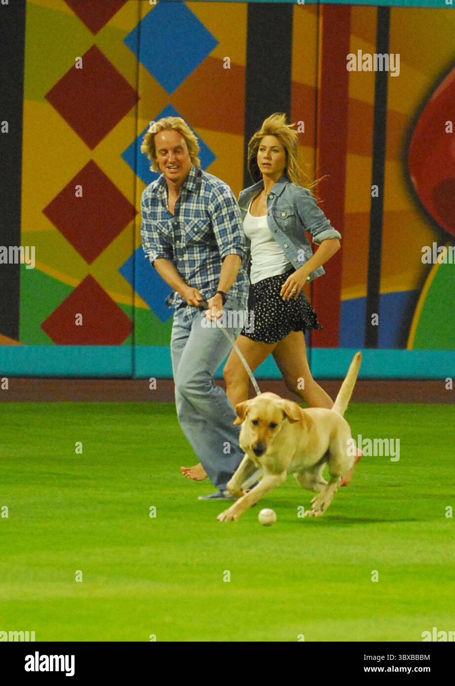 MIAMI- FL - 02 MAI 2008 : Jennifer Aniston et Owen Wilson filment une scène pour leur film Marley & me au match des Florida Marlins le 02 mai 2008 à Miami, Floride. ..personnes : Jennifer Aniston ; Owen Wilson ; Marley. (Crédit image : © SMG via ZUMA Press Wire) Banque D'Images