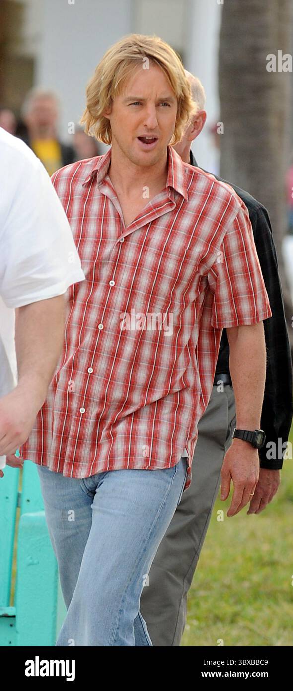 MIAMI BEACH, FL - 18 AVRIL 2008 : les acteurs Jennifer Aniston et Owen Wilson filment sur la plage sur le tournage de 'Marley et moi le 18 avril 2008 à Miami Beach, Floride....personnes : Owen Wilson. (Crédit image : © SMG via ZUMA Press Wire) Banque D'Images