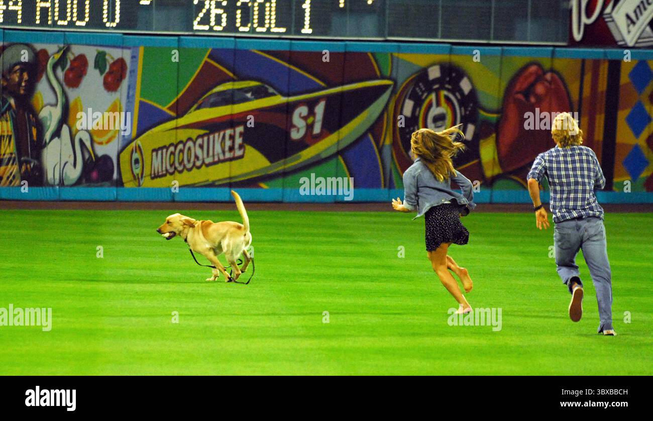 MIAMI- FL - 02 MAI 2008 : Jennifer Aniston et Owen Wilson filment une scène pour leur film Marley & me au match des Florida Marlins le 02 mai 2008 à Miami, Floride. ..personnes : Jennifer Aniston ; Owen Wilson ; Marley. (Crédit image : © SMG via ZUMA Press Wire) Banque D'Images