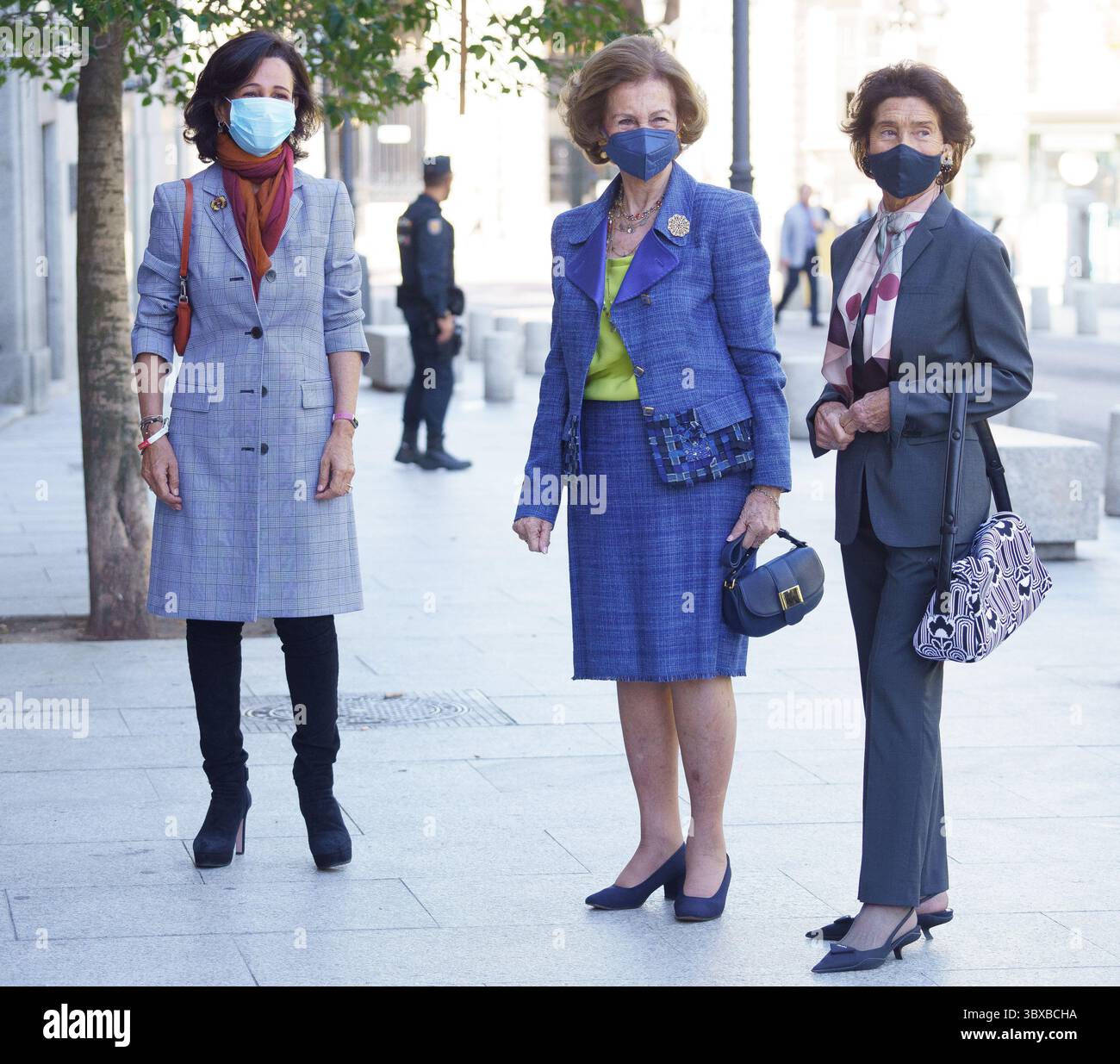 7 octobre 2021, Madrid, Espagne : (de gauche à droite) Ana Botin, la Reine Sofia et Paloma O'Shea arrivent à une réunion du cercle international, orgue de l'École de musique Reine Sofia à Madrid. (Crédit image : © Atilano Garcia/SOPA images via ZUMA Press Wire) Banque D'Images